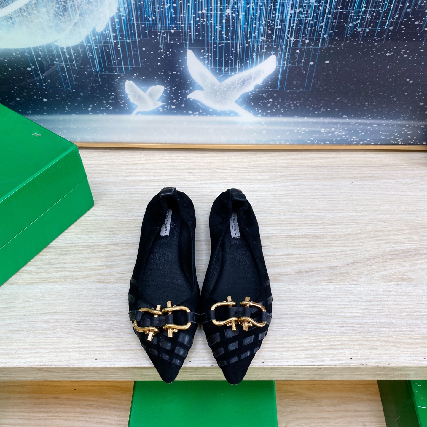 NO:260073,Flat-sole shoes, genuine leather hand-woven BV black, sheep reverse velvet leather Knot series, classic style, three-color color versatile, bun shoe craft, simple piece of leather 7mm strip, hand-woven, high-end, fabric, sheepskin back-woven, footbed sheepskin inner comfortable and high-end, outsole, Italian leather outsole & injection rubber process, light dyeing process, benchmarking, original packaging, shoe bags adopt glue logo process, market top end, hot melt glue toe, heel, easy to rebound and not deform, upper car line is selected from Italian computer needle truck, fine workmanship, original packaging 34 35 36 37 38 39 40 41 (for women 34 40 41, customized), single shoes, bottega veneta, sheepskin, Leather soles19860909平底单鞋 真皮手工编织 BV 黑色 羊反绒皮 Knot系列 经典款 三色彩色百搭  包子鞋工艺  简约一块皮7毫米抽条  手工编织而成 高档舒适 面料选用羊反绒皮  垫脚羊皮内里舒适高端 大底选用意大利真皮大底&注塑橡胶工艺 运用轻染工艺 对标对版 选用原版包装 鞋子布袋采用印胶logo工艺 市场最高端 采用热熔胶定型鞋头 后跟 易回弹不变形  鞋面车线选用意大利电脑针车 做工精细 选用原版包装  34 35 36 37 38 39 40 41（女34 40 41 定做）,单鞋,bottega veneta,sheepskin,Leather soles,Women's Shoes