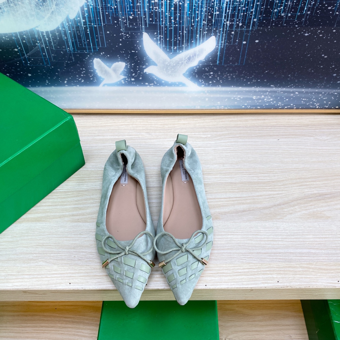 NO:260076,Simple bow, flat single shoes, genuine leather hand-woven BV light green, sheep reverse velvet leather Knot series, classic style, three-color color versatile, bun shoe craft, simple one piece of leather 7mm strip, hand-woven, high-end, fabric is made of sheep reverse velvet leather, footbed sheepskin inner comfortable and high-end, outsole is Italian leather outsole & injection rubber process, light dyeing process, benchmark and matching version, original packaging, shoe bags are printed with glue logo technology, market top end, hot melt glue is used to shape the toe, heel is easy to rebound and not deform, upper car line is selected from Italian computer needle truck, fine workmanship, original packaging 34 35 36 37 38 39 40 41 (customized for women 34 40 41), single shoes, bottega  veneta, sheepskin, Leather soles19860909简约蝴蝶结 平底单鞋 真皮手工编织 BV 淡绿色 羊反绒皮 Knot系列 经典款 三色彩色百搭  包子鞋工艺  简约一块皮7毫米抽条  手工编织而成 高档舒适 面料选用羊反绒皮  垫脚羊皮内里舒适高端 大底选用意大利真皮大底&注塑橡胶工艺 运用轻染工艺 对标对版 选用原版包装 鞋子布袋采用印胶logo工艺 市场最高端 采用热熔胶定型鞋头 后跟 易回弹不变形  鞋面车线选用意大利电脑针车 做工精细 选用原版包装  34 35 36 37 38 39 40 41（女34 40 41定做）,单鞋,bottega veneta,sheepskin,Leather soles,Women's Shoes