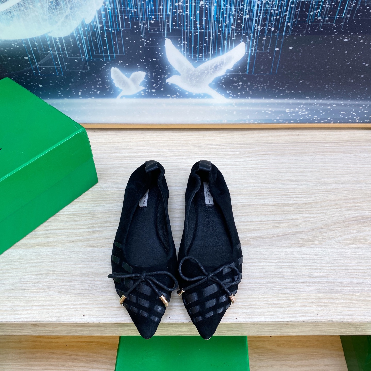 NO:260079,Simple bow, flat single shoes, genuine leather hand-woven BV, apricot color, sheep reverse velvet leather, Knot series, classic style, three-color, versatile, bun shoes craftsmanship, simple one piece of leather 7mm strip, hand-woven, high-end, fabric, sheep reverse velvet leather, footbed sheepskin inner comfortable and high-end, outsole, Italian leather outsole & injection rubber process, light dyeing process, benchmarking, original packaging, shoe bags adopt glue logo process, market top end, hot melt glue toe, heel, easy to rebound and not deform, upper car line is selected from Italian computer needle truck, fine workmanship, original packaging 34 35 36 37 38 39 40 41 (customized for women, single shoes, bottega  veneta, sheepskin, Leather soles19860909简约蝴蝶结 平底单鞋 真皮手工编织 BV 杏色 羊反绒皮 Knot系列 经典款 三色彩色百搭  包子鞋工艺  简约一块皮7毫米抽条  手工编织而成 高档舒适 面料选用羊反绒皮  垫脚羊皮内里舒适高端 大底选用意大利真皮大底&注塑橡胶工艺 运用轻染工艺 对标对版 选用原版包装 鞋子布袋采用印胶logo工艺 市场最高端 采用热熔胶定型鞋头 后跟 易回弹不变形  鞋面车线选用意大利电脑针车 做工精细 选用原版包装  34 35 36 37 38 39 40 41（女34 40 41定做）,单鞋,bottega veneta,sheepskin,Leather soles,Women's Shoes