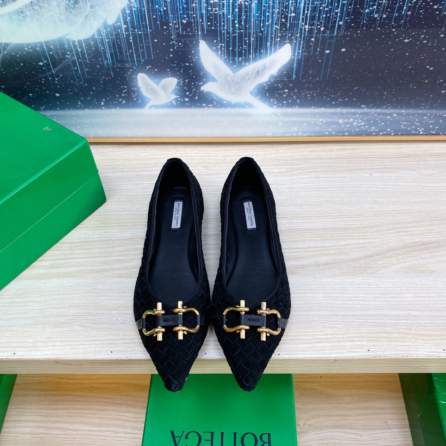 NO:260085,Advanced BV 7 mm level woven flat shoes genuine leather hand-woven BV classic hardware accessories apricot color sheep reverse velvet leather Knot series classic style three-color color versatile bun shoe craft simple leather 7 mm pull strip hand-woven high-end fabric with sheep back velvet leather footbed sheepskin inner comfortable high-end outsole with Italian leather outsole & injection rubber process light dyeing process benchmarking and matching version selection original packaging shoe bags adopt glue logo process market top end use hot melt glue toe shaped heel easy to rebound and not deformed upper car line is Italian computer needle truck, fine workmanship Select original packaging 34 35 36 37 38 39 40 41 (for women 34 40 41 customized), single shoes, bottega  veneta, sheepskin, Leather soles19860909高级 BV 7 毫米级 编织平底单鞋 真皮手工编织 BV 经典五金配饰 杏色 羊反绒皮 Knot系列 经典款 三色彩色百搭  包子鞋工艺  简约一块皮7毫米抽条  手工编织而成 高档舒适 面料选用羊反绒皮  垫脚羊皮内里舒适高端 大底选用意大利真皮大底&注塑橡胶工艺 运用轻染工艺 对标对版 选用原版包装 鞋子布袋采用印胶logo工艺 市场最高端 采用热熔胶定型鞋头 后跟 易回弹不变形  鞋面车线选用意大利电脑针车 做工精细 选用原版包装  34 35 36 37 38 39 40 41（女34 40 41 定做）,单鞋,bottega veneta,sheepskin,Leather soles,Women's Shoes