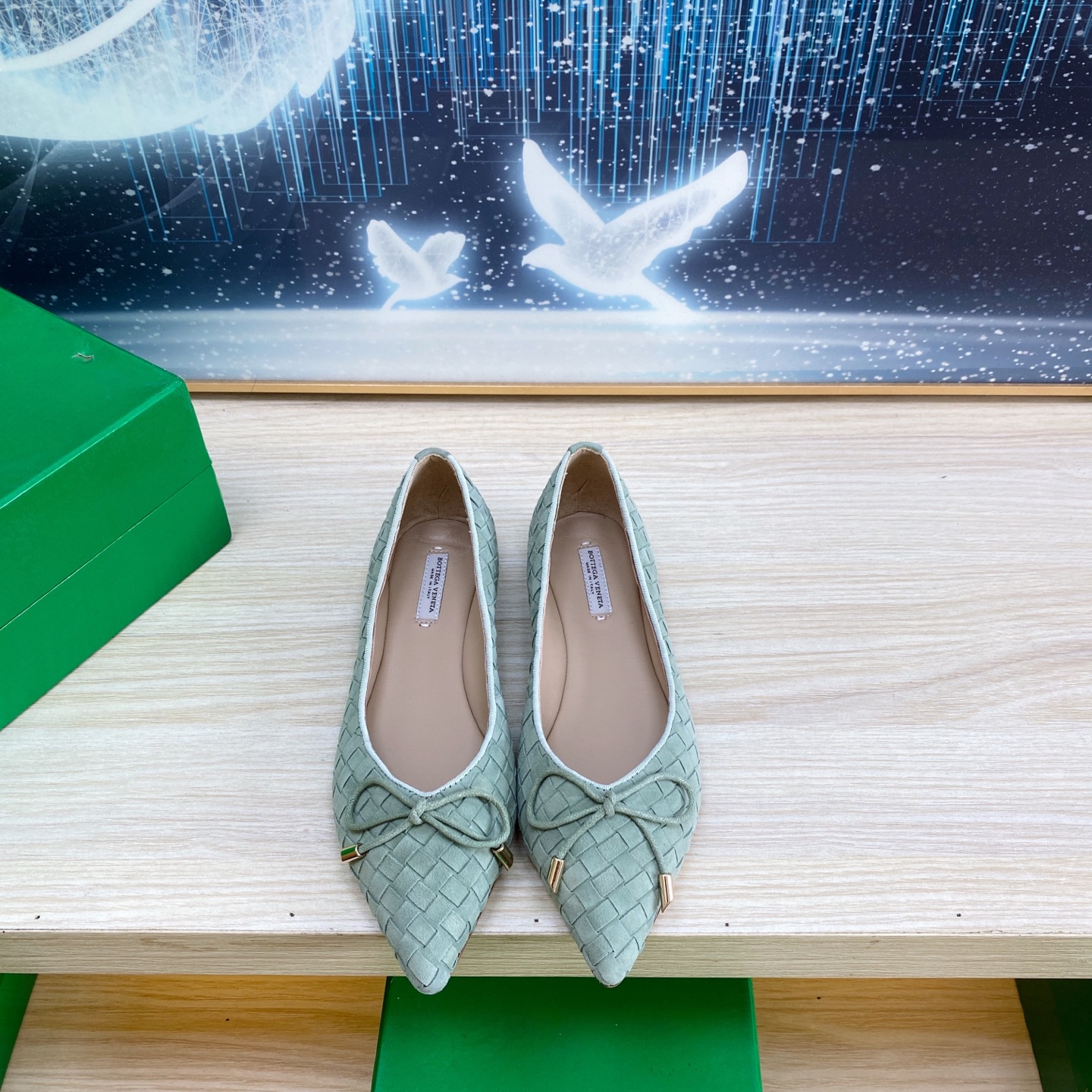 NO:260088,Simple bow, flat shoes, genuine leather hand-woven BV light green sheep reverse velvet leather Knot series, classic style, three-color color versatile, bun shoes craftsmanship, simple one piece of leather 7mm strip, hand-woven, high-end, fabric is made of sheep reverse velvet leather, footbed sheepskin inner comfortable and high-end, outsole is Italian leather outsole & injection rubber process, light dyeing process, benchmark and matching version, original packaging, shoe bags are made of glue-printing logo technology, market top end, hot melt glue is used to shape the toe, heel is easy to rebound and not deform, upper car line is selected from Italian computer needle truck, fine workmanship, original packaging 34 35 36 37 38 39 40 41 (customized for women 34 40 41), single shoes, bottega  veneta, sheepskin, Leather soles19860909简约蝴蝶结 平底单鞋 真皮手工编织 BV 淡绿色羊反绒皮 Knot系列 经典款 三色彩色百搭  包子鞋工艺  简约一块皮7毫米抽条  手工编织而成 高档舒适 面料选用羊反绒皮  垫脚羊皮内里舒适高端 大底选用意大利真皮大底&注塑橡胶工艺 运用轻染工艺 对标对版 选用原版包装 鞋子布袋采用印胶logo工艺 市场最高端 采用热熔胶定型鞋头 后跟 易回弹不变形  鞋面车线选用意大利电脑针车 做工精细 选用原版包装  34 35 36 37 38 39 40 41（女34 40 41定做）,单鞋,bottega veneta,sheepskin,Leather soles,Women's Shoes