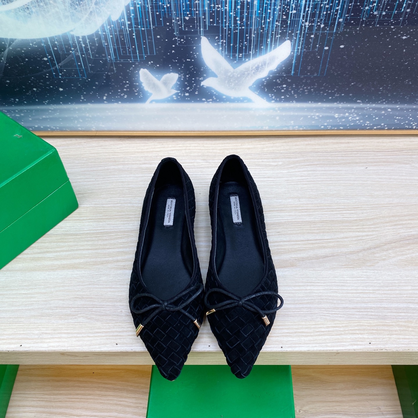 NO:260065,Simple bow, flat shoes, genuine leather hand-woven BV, black sheep reverse velvet leather Knot series, classic style, three-color, versatile bun shoe craft, simple one piece of leather 7mm strip, hand-woven, high-end, high-end fabric, sheepskin back-woven, footbed sheepskin inner comfortable and high-end, outsole, Italian leather outsole & injection rubber process, light dyeing process, benchmarking, original packaging, shoe bags adopt glue logo process, market top end, hot melt glue toe, heel, easy to rebound and not deform, upper car line is selected from Italian computer needle truck, fine workmanship, original packaging 34 35 36 37 38 39 40 41 (customized for women, 34 40 41), single shoes, bottega veneta, sheepskin, Leather  soles19860909简约蝴蝶结 平底单鞋 真皮手工编织 BV 黑色羊反绒皮 Knot系列 经典款 三色彩色百搭  包子鞋工艺  简约一块皮7毫米抽条  手工编织而成 高档舒适 面料选用羊反绒皮  垫脚羊皮内里舒适高端 大底选用意大利真皮大底&注塑橡胶工艺 运用轻染工艺 对标对版 选用原版包装 鞋子布袋采用印胶logo工艺 市场最高端 采用热熔胶定型鞋头 后跟 易回弹不变形  鞋面车线选用意大利电脑针车 做工精细 选用原版包装  34 35 36 37 38 39 40 41（女34 40 41定做）,单鞋,bottega veneta,sheepskin,Leather soles,Women's Shoes