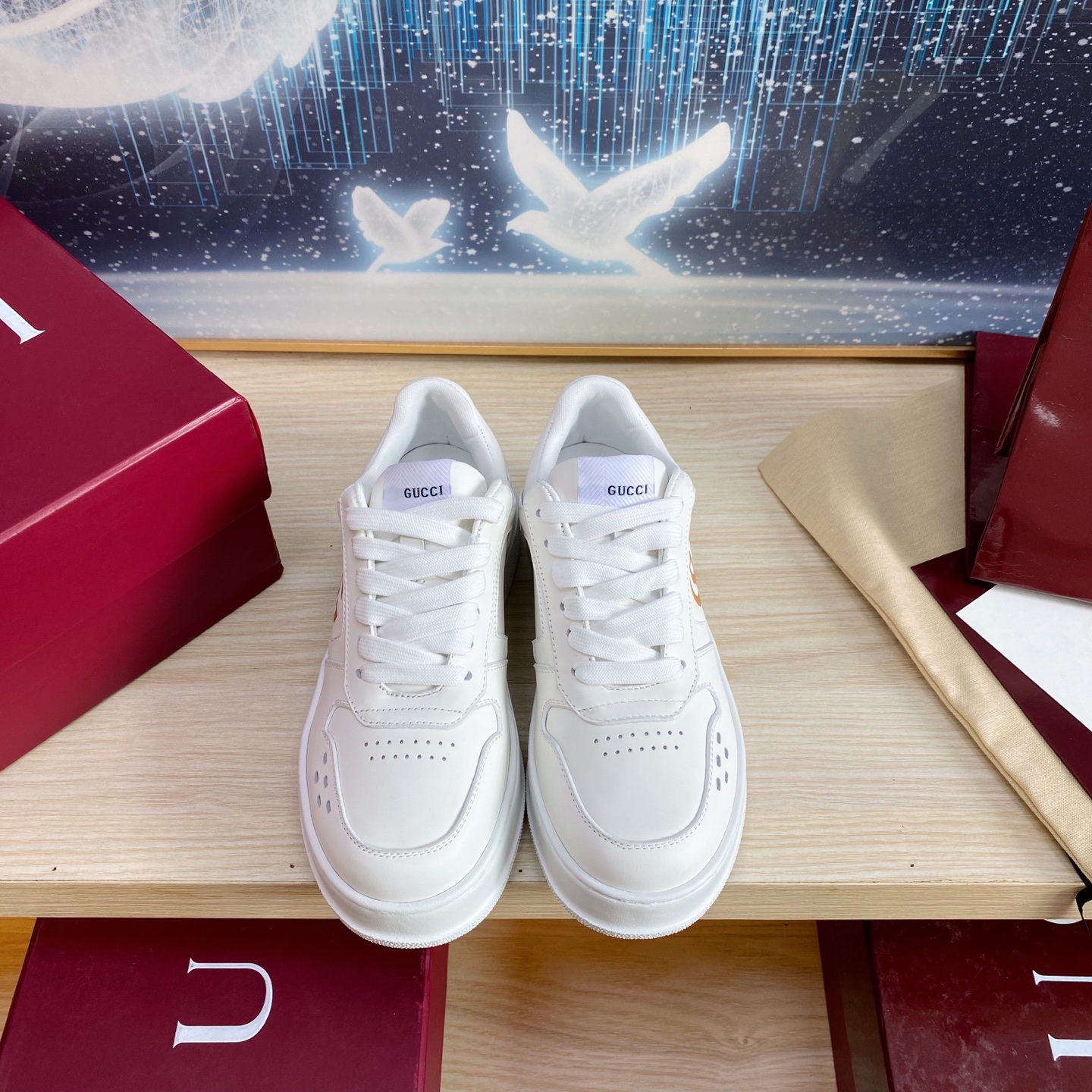 NO:260064,Couple Gucci casual sneakers, top version!  The oil-edged craftsmanship is replicated one by one. The new model in the early spring creates a perfect style that is cool and cool. C-position fashionable outfit, classic shoe style with retro and futuristic feel, presenting a delicate texture!  Custom high-density sole with open mold. Full set of packaging and equipment. Size: Women's 35-46. Imported fabric cowhide, casual shoes/sports shoes, gucci, sneakers, cowhide19860909情侣款Gucci休闲运动鞋,顶级版本！油边工艺一比一复刻.早春新款,打造属于完美的风格炸街款又酷又飒 C位时髦穿搭 带复古加未来感经典鞋型,呈现出精致质感！开模定制高密大底.全套包装配备.码数:女35-46.面料进口牛皮,休闲鞋/运动鞋,gucci,sneakers,cowhide,Women's Shoes