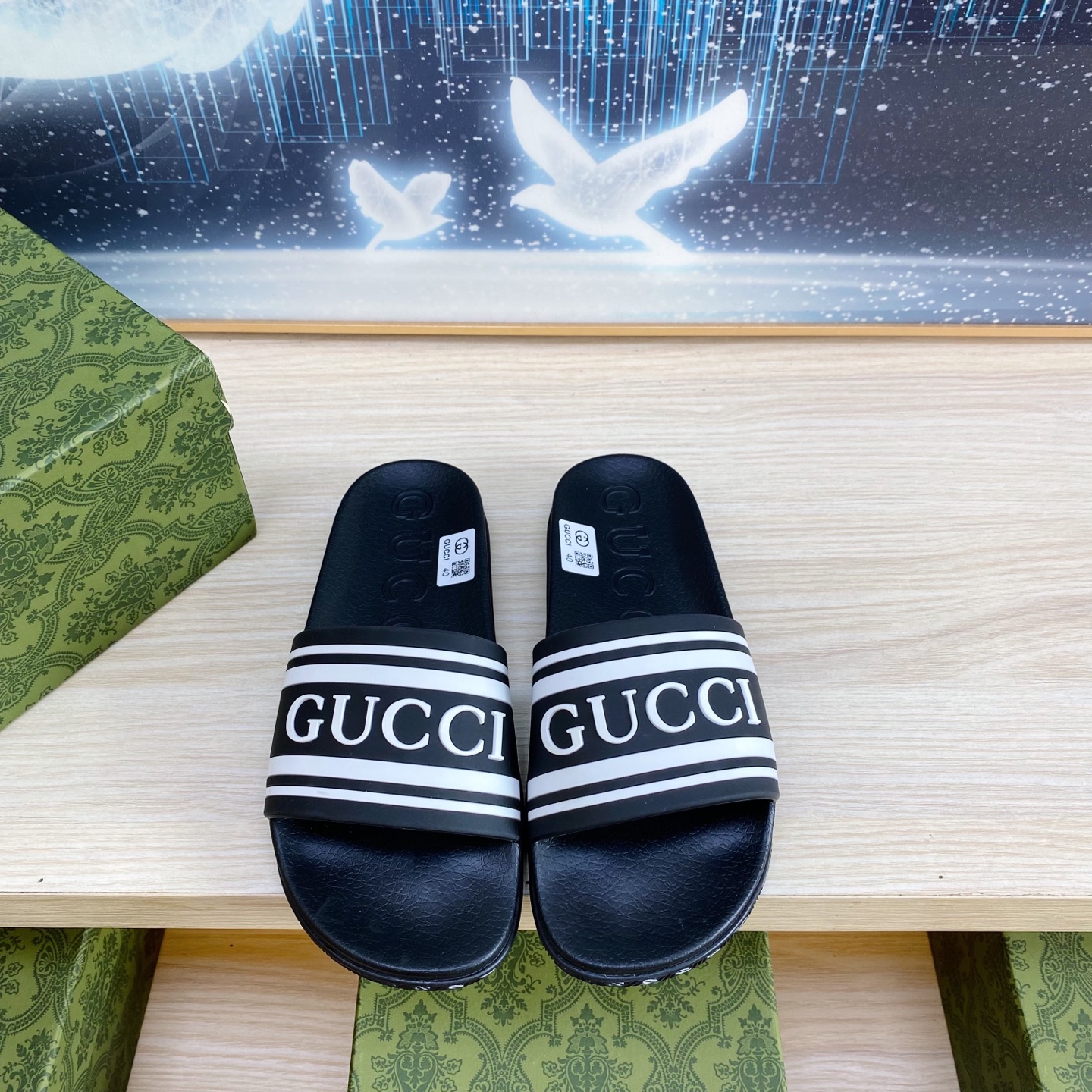 NO:260060,Couple Gucci official website Men's and lesbian Good Game Slippers Sandals In this special edition series, the acronym of the founder of the brand Guccio Gucci gives a new meaning. In the game world, 