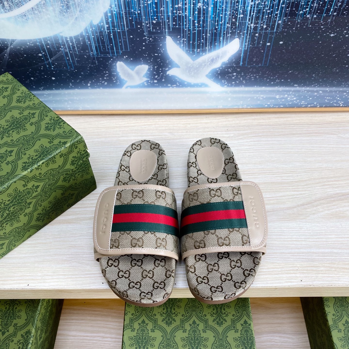 NO:260061,GG home slippers Gucci women's signature shoes highlight the eye-catching theme. The whole jacquard design has geometric GG canvas, decorated with gold classic green red and green webbing. Beige GG jacquard with gold classic green red and green webbing. GG jacquard with gold classic green red and green webbing. Genome rubber sole Flat Size: size 35-46, slippers, gucci, gucci, slippers19860909男女同款GG家拖鞋 Gucci 女士签名鞋凸显引人注目的主题.通体提花设计带有几何 GG 帆布,饰有金典款绿红绿织带. 米色 GG 提花搭配金典绿红绿织带 男女同款 橡胶鞋底 平坦的 码数:35-46码,拖鞋,gucci,gucci,slippers,Women's Shoes
