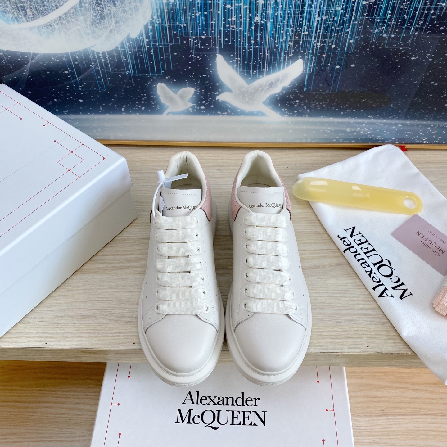 NO:260055,New colors of cracked year - cracked women, women's size 34-40, men's size 38-44, McQueen's high-quality top-grade version of Alexander mcqueen / classic star popular versatile white shoes have been upgraded, the new generation of new lasts and head shapes that are 100% consistent with the authentic one (you can go to the counter to compare the original version to verify). The first 30-year-old master made it based on the original flavor of the original version with Asian foot shape 11. During the comfort debugging of the foot, more than a dozen girls of different foot shapes tried on and repeatedly grinded until they reached the comfort of all foot shapes. The last mold was finally finalized. All colors are basically made, and the color schemes are often sold in stock, and others are constantly updated... Customized fabrics from original silk top-level cowhide fabrics/rolling and coating process. Cowhide inner lining and mixed sheepskin inner lining processed and imported leather embryos  The foot pads have the same mold opening as the original version, and the imported high elastic PU foaming force   cowhide integrated injection molding, non-brushed adhesive bonding. The original version has the exclusive mold opening, yellowing resistance technology (please note that the new version and new label are different from the old version. Everyone should distinguish them well, including the head shape, and they are also different). Casual shoes/sports shoes, alexander mcqueen, sneakers, cowhide, sheepskin19860909年爆裂新色——爆裂纹 女男 女码数34-40 男码数38-44 麦昆高品质顶级版Alexander mcqueen / 经典明星爆款百搭小白鞋 已升级,全新一代新楦型楦型经过一年刻苦打磨,复刻出与正品百分百一致的整体楦型以及头型（可到专柜对比原版验证） 首家30年高级师傅按原版原味基础以亚洲脚型11制做,上脚舒适度调试期间经过十几个不同脚型小姐姐试穿,反复研磨,直至达到所有脚型都穿的舒适才最终敲定楦头模具 全系颜色基本都有做,常卖配色均有现货,其他不断更新…… 面料定制原版丝绸顶级头层牛皮面料/滚涂工艺 内里进口皮胚加工制作的牛皮内里、混种羊皮内里 垫脚同原版一样开模的进口高弹性的PU发泡回力 牛皮一体注塑而成,非刷胶粘合 大底原版独家开模,耐发黄工艺（请注意新版新标的大底,长度、围度,跟旧版本的都是不一样的,大家要区分好,包括头型也都是不一样的哦）,休闲鞋/运动鞋,alexander mcqueen,sneakers,cowhide,sheepskin,Women's Shoes