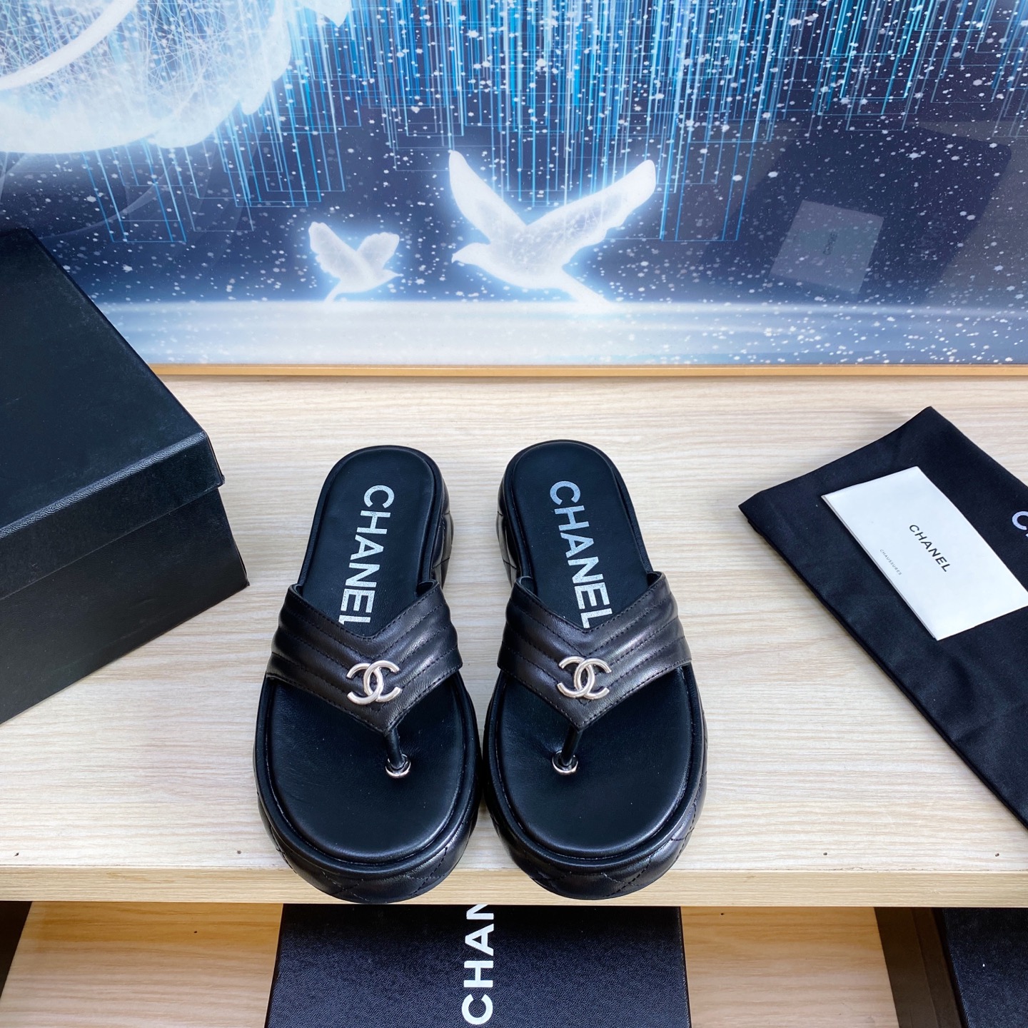 NO:260051,*25 C Spring and Summer Sandals [High Version] Thick-soled sandals are so beautiful and beautiful. You don’t have to be afraid of grinding your feet with very soft sheepskin. The feet are not heavy, so you can’t beat them. You can’t beat them. You can’t win over them. I like this design very much. This series is now available for sale!  Official catalogue: 35-40 (41 custom made without return) All equipped with genuine Italian packaging, split-toe shoes, sandals, sheepskin19860909*25 C春夏凉鞋【高版本】 厚底凉鞋太好看太好看了,非常柔软的羊皮不用害怕磨脚,上脚不重,简直无敌增高,超喜欢这个设计,本系列现已登陆发售！ 官方目录 码数35-40 (41定做不退换) 均配意大利正品包装,分趾鞋,sandals,sheepskin,Women's Shoes