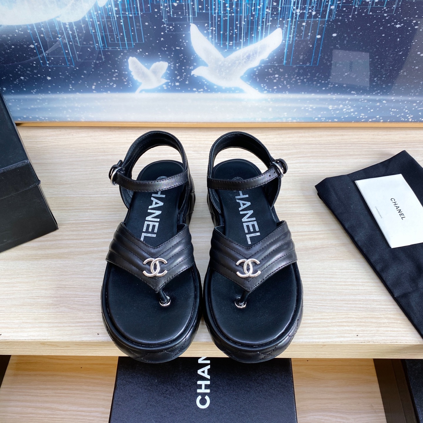 NO:260053,*25 C Spring and Summer Sandals [High Version] Thick-soled sandals are so beautiful and beautiful. You don’t have to be afraid of grinding your feet with very soft sheepskin. The feet are not heavy, so you can’t beat them. You can’t beat them. You can’t win over them. I like this design very much. This series is now available for sale!  Official catalogue: 35-40 (41 custom made without return) All equipped with genuine Italian packaging, split-toe shoes, sandals, sheepskin19860909*25 C春夏凉鞋【高版本】 厚底凉鞋太好看太好看了,非常柔软的羊皮不用害怕磨脚,上脚不重,简直无敌增高,超喜欢这个设计,本系列现已登陆发售！ 官方目录 码数35-40 (41定做不退换) 均配意大利正品包装,分趾鞋,sandals,sheepskin,Women's Shoes