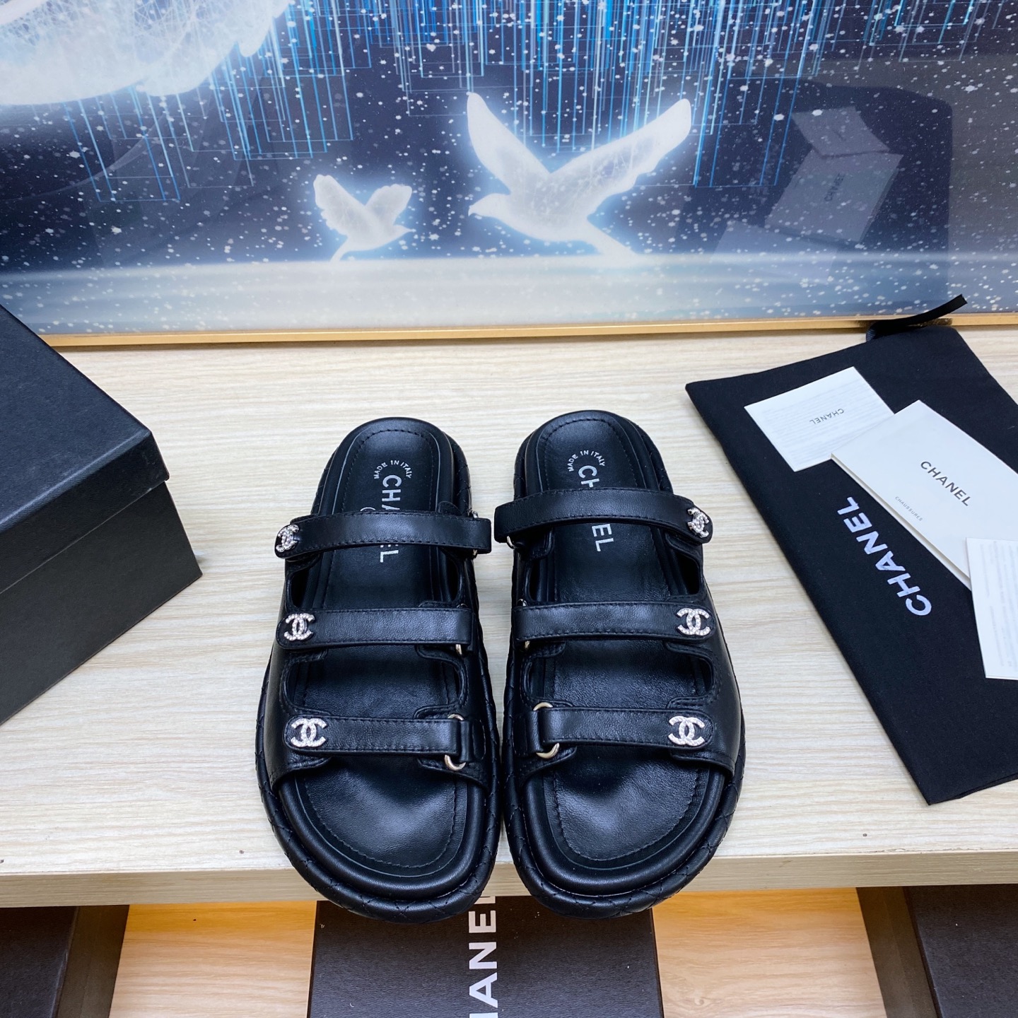 NO:260043,* 25C ​​Spring and Summer Classic!  Beach shoes are booming on the entire network!  The latest model in the counter is still made me willing to buy it. Only by buying it will you know its fashion. Popular and popular models must be ranked. All four seasons of matching are invincible. Various bloggers and internet celebrity styles are all visible. Super recommended models!  This series is available now. Buy for 10,600!  , original material!  Environmentally friendly sheepskin!  Welcome to compare!  Official catalogue: 35-40 codes (41,42 custom-made, no return or exchange) are all equipped with top-level counter-level packaging!  ,slippers sandals,sandals,slippers,sheepskin19860909* 25C 春夏经典款！ 沙滩鞋全网爆爆爆！专柜最新款,上脚依然让我心甘情愿剁手入,购入手才会知道它的时髦,人气爆款必须得有它排名,四季搭配都无敌了,各种博主、网红范搭配尽显眼前,超级推荐款！本系列现已发售. 以10600购入！, 原版材料！环保羊皮里！欢迎对比！官方目录 码数35-40（41,42定做不退不换） 均配顶级专柜级包装！,拖鞋凉鞋,sandals,slippers,sheepskin,Women's Shoes