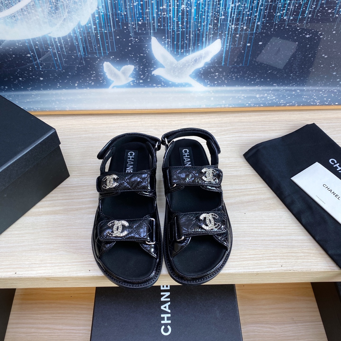 NO:260047,Genuine leather bottom * 25p spring and summer classic style!  Beach shoes are booming on the entire network!  The latest model in the counter is still made me willing to buy it. Only by buying it will you know its fashion. Popular and popular models must be ranked. All four seasons of matching are invincible. Various bloggers and internet celebrity styles are all visible. Super recommended models!  This series is available now. Buy for 10,600!  The leather is oily wax leather, full-layer luxury leather large bottom, original material!  !  Welcome to compare!  Official catalogue: 35-40 codes (41,42 custom-made, no return or exchange) are all equipped with top-level counter-level packaging!  ,slippers,sandals,slippers,Leather soles19860909真皮底 * 25p 春夏经典款！ 沙滩鞋全网爆爆爆！专柜最新款,上脚依然让我心甘情愿剁手入,购入手才会知道它的时髦,人气爆款必须得有它排名,四季搭配都无敌了,各种博主、网红范搭配尽显眼前,超级推荐款！本系列现已发售. 以10600购入！皮料是油蜡皮,全层奢侈真皮大底,原版材料！！欢迎对比！官方目录 码数35-40（41,42定做不退不换） 均配顶级专柜级包装！,拖鞋凉鞋,sandals,slippers,Leather soles,Women's Shoes