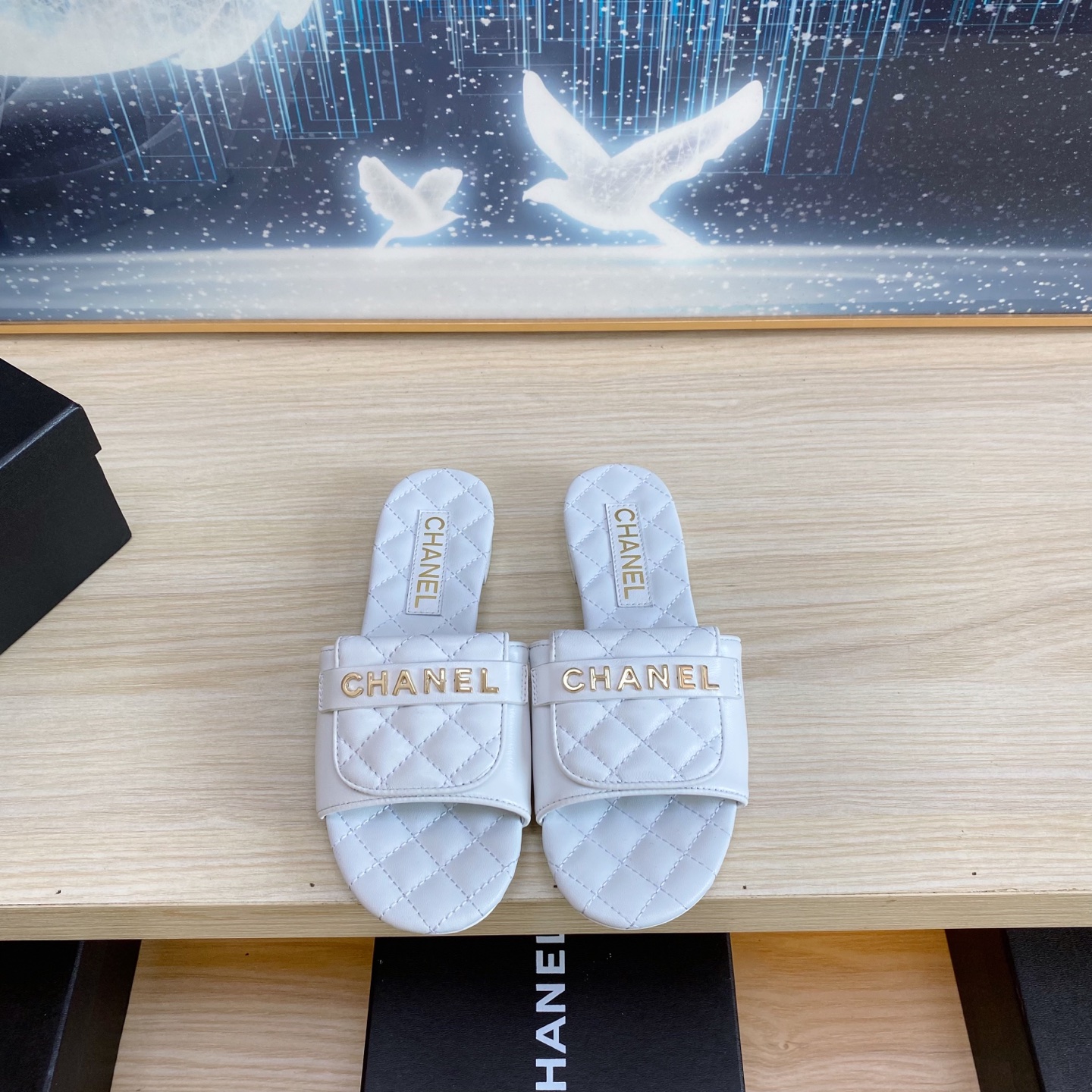 NO:260054,Xiaoxiang official website synchronized the higher version CHANEL 2025 latest model, original one-to-one development, must-have hot products for Xiangjia in spring and summer, goddess series, with the elegant and famous temperament of Xiangjia, super durable, irresistible, irresistible upper Chanel custom material imported sheepskin (the original version is consistent) Italian imported leather sole Standard code 35-41 (40 41 custom made without return or exchange), slippers, chanel, chanel, chanel, slippers, sheepskin, Leather soles19860909小香官网同步高版本 CHANEL 2025最新款,原版一比一开发 春夏季香家必备爆款,女神系列,拥有香家特色优雅名媛气质,超级耐看,让人无法抗拒 鞋面香奈儿定制材料 内里脚进口羊皮（原版一致） 意大利进口真皮大底 标准码 35-41（40 41定做不退换）,拖鞋,chanel,chanel,chanel,slippers,sheepskin,Leather soles,Women's Shoes