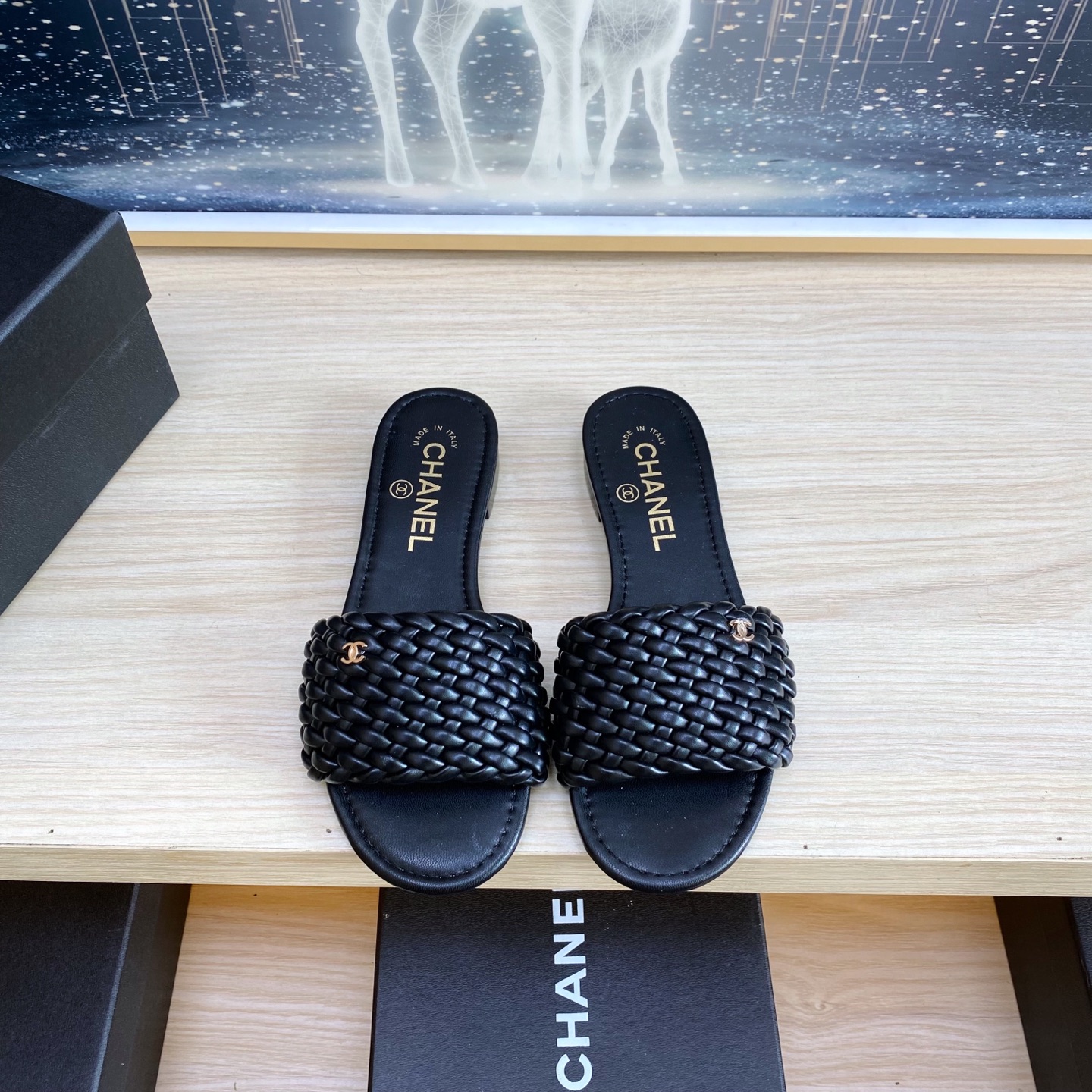 NO:260044,* 25 The most popular sandals in early autumn. The counter is snatched up. Photos from major social platforms are popular. This episode of the show is definitely too handsome. It is definitely the hottest style of this season. The counter fairies are really too aware of the goods. They don’t get stuck or scratch their feet. The texture is very soft and comfortable. Classic black and white combination, super versatile. 1 Fabric: The counter original woven material 2 Inner: Environmentally friendly mixed-bred sheepskin 3 Soles: genuine leather soles 5 sizes 35-40 (40 41 custom made), slippers, slippers, sheepskin19860909* 25早秋最爆凉拖鞋 专柜简直疯抢了,各大社交平台热门晒图,这期的走秀款绝对太帅了,绝对是这一季最热门的款式,专柜仙女们真的太识货了,不卡脚也不会磨脚,质感上脚是非常柔软舒服的.经典的黑白配,超级百搭. 1面料:专柜原版编织材料 2内里:环保混种羊皮 3大底:真皮底 5码数35-40（40 41定做）,拖鞋,slippers,sheepskin,Women's Shoes