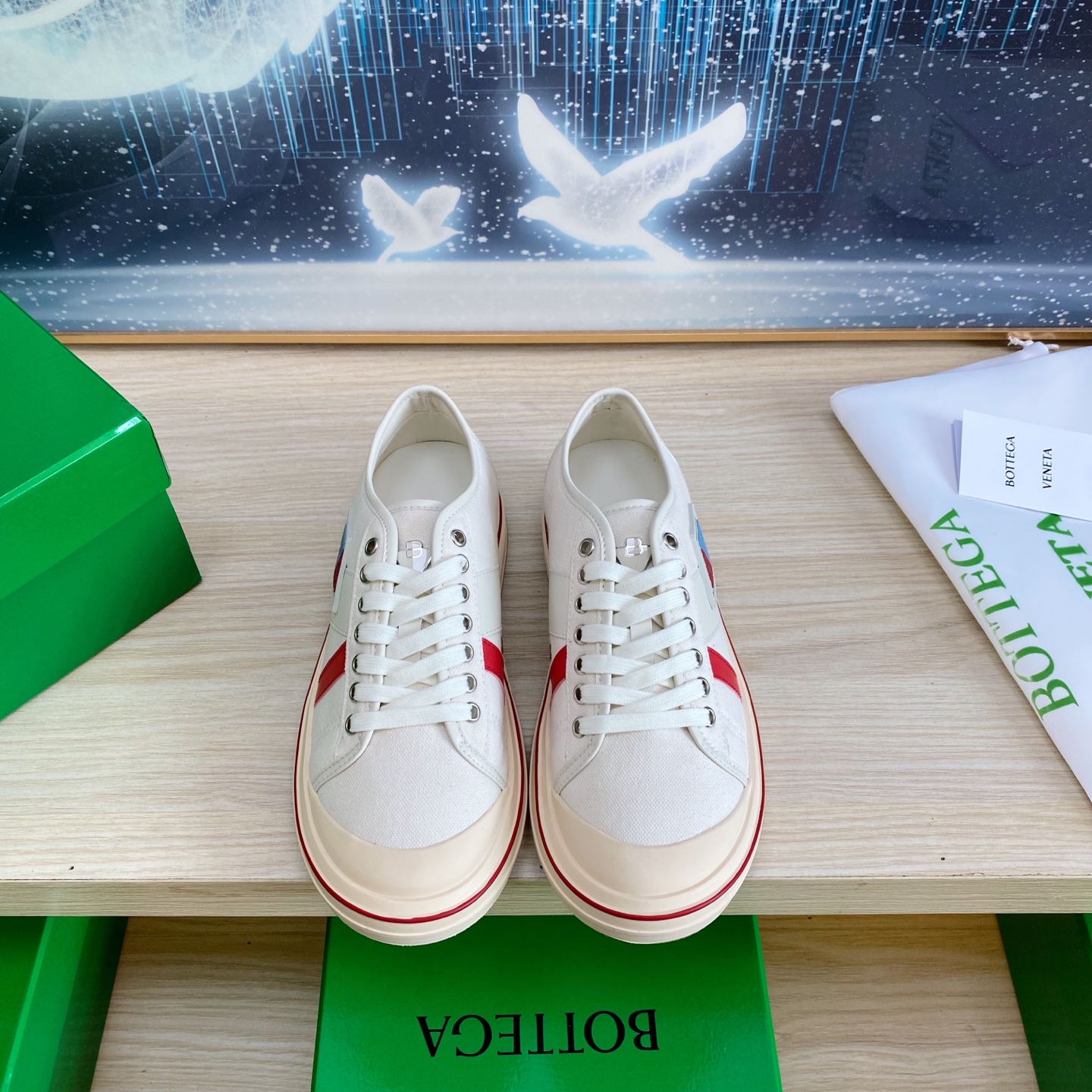 NO:260039,(Men's size  10) BVOrbit's latest catwalk original board 1:1 developed classic color-blocking elements! It is the biggest highlight of this shoe, with a striking but not exaggerated design, super daily and cool, it is super versatile, no matter it is paired with pants, sweatshirts or skirts, it looks good no matter how you wear it, the more you like it, the more you look at it, the more you like it Outsole: Original outsole Color: 5 colors Size: Women 35-40 Men 39-44, casual shoes/sports shoes, bottega veneta, sneakers, hoodie, sweatshirts, skirts19860909（男码 10） BVOrbit年最新走秀款 原板1:1开发 经典拼色元素!是这款鞋子最大的亮点,醒目而不浮夸的设计,超日常超酷,无论搭配裤子卫衣或裙子都超级百搭,怎么穿都好看,越看越喜欢 大底: 原版大底 颜色: 5色 码数: 女35-40 男39-44,休闲鞋/运动鞋,bottega veneta,sneakers,hoodie,sweatshirts,skirts,Women's Shoes