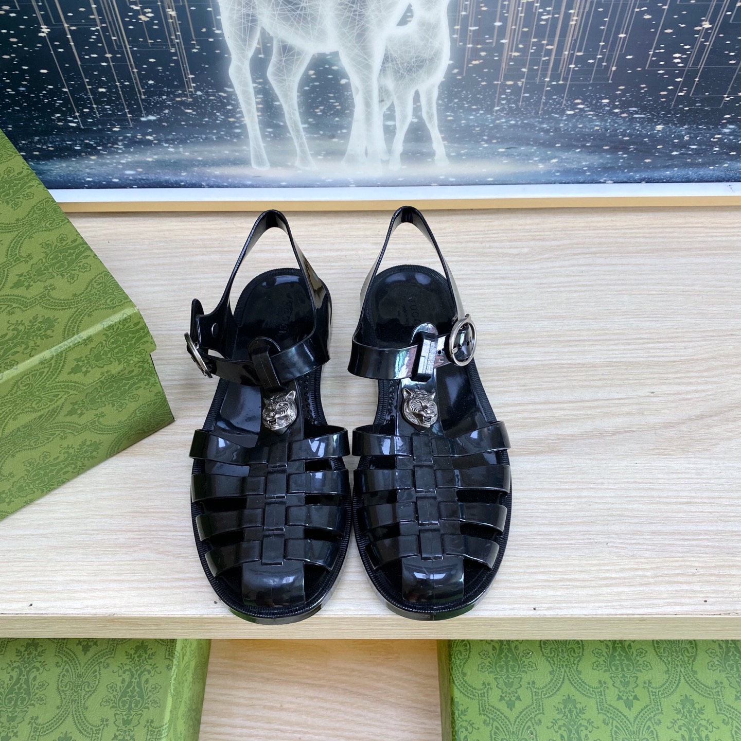 NO:260029,Couple model size:35-44 GG 25ss Spring and Summer Latest Double G Jelly Sandals Buy the original version in the counter All details Materials All the same as what you bought in the counter The mold took one and a half months, and the mold for a pair of shoes weighed 1 ton!  It can truly be as crystal clear as the original version!  (The latest version of TPU version, hundreds of tons of machine actually made, different from any other low version in the market, no trace left), sandals, sandals19860909情侣款 size:35-44 GG 25ss春夏最新款 双G果冻凉鞋 专柜购买原版 所有细节 材料 全部跟你在专柜买到的都一样 模具耗时一个半月,一对鞋子的模具重达1吨！真正能做到和原版一样的晶莹剔透！（最新版TPU版本 几百吨机台实际制作 区别市场其他任何低版本没有留痕）,凉鞋,sandals,Women's Shoes