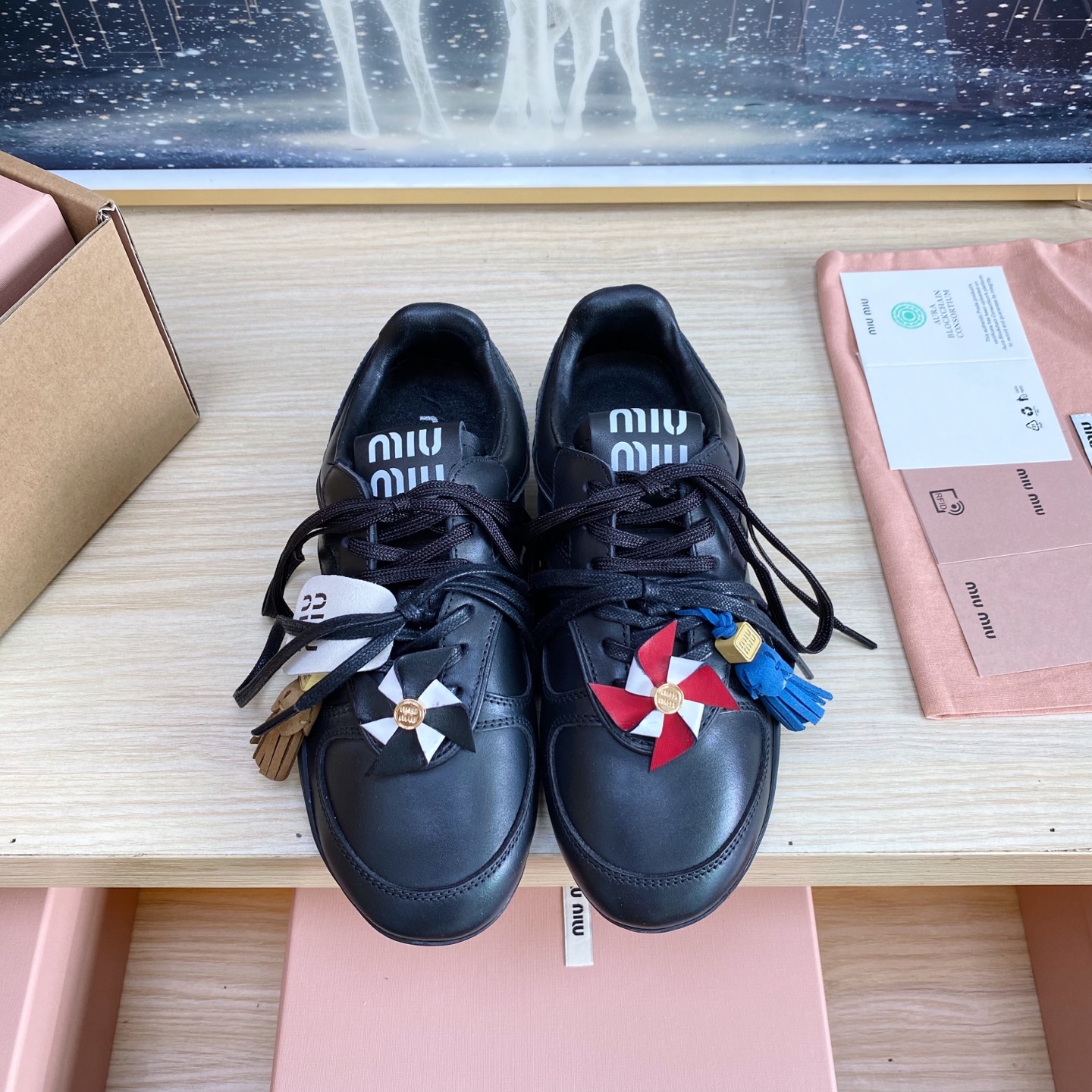 NO:382142,Miu Miu 25ss Spring and summer new show MiuMiu Mary Jane De Training Casual shoes Show craftsmanship comes from the details of the Miu Miu series Close-up of the new season trend elements 1 Contrast with the concept of the love at this moment, diverse and conveying modern style~ It looks good no matter how you wear it this summer fashionista favorite, not very comfortable to wear, super comfortable to wear, imported fabric, breathable mesh, inner lining original inner lining, outsole original sole Size#35-40 (40 custom made, no return or exchange), casual shoes/sports shoes, miumiu, mary jane, sneakers19860909Miu Miu 25ss 春夏新款走秀MiuMiu 玛丽珍款德训 休闲鞋 秀场工艺来自Miu Miu系列的细节特写 新季的潮流要素一 与此刻挚爱的概念,多元对撞,传达现代风格~ 怎么穿都好看今夏时髦精最爱 看起来不怎么舒服 上脚超级舒服 面料进口对版透气网布 内里原版内里 大底原版鞋底 Size#35-40（40订做不退换）,休闲鞋/运动鞋,miumiu,mary jane,sneakers,Women's Shoes