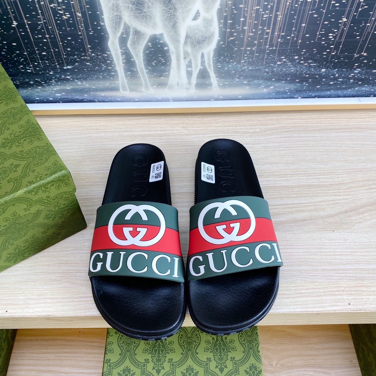 NO:382132,Gucci official website Good Game Slipper Sandals Men and Women In this special edition series, the acronym of the founder of the brand Guccio Gucci gives a new meaning. In the game world, 'GG' is a symbol of good sportsmanship, representing 'Good Game', which conveys the value system of the community. This modern acronym is a playful ode to the brand's origins in the world of sports and leisure, showing how Gucci's tradition continues to evolve. Farewell greetings express the motto of Gucci Good Game, as the brand enters a new world, creating the center of play, self-expression, talent, freedom and personality. The slippers are made of rubber uppers, embellished with the collection's iconic logo. G home relief logo Rubber sole  Size 36~46, slippers, gucci, gucci, sandals, slippers19860909Gucci 官网款男女同款Good Game 拖鞋凉鞋 在这个特别版系列中,品牌创始人 Guccio Gucci 的首字母缩写赋予了新的含义.在游戏世界中,“GG”是良好体育精神的标志,代表“Good Game”,它传达了社区的价值体系.这个现代首字母缩写词是对该品牌起源于运动和休闲世界的俏皮颂歌,展示了 Gucci 的传统如何不断演变.临别问候语表达了 Gucci Good Game 的座右铭,因为该品牌进军新世界,创造了玩耍、自我表达、才华、自由和个性的中心.这双拖鞋采用胶料鞋面制成,饰有该系列的标志性徽标. G家浮雕标志 橡胶鞋底 码数36～46码,拖鞋,gucci,gucci,sandals,slippers,Women's Shoes