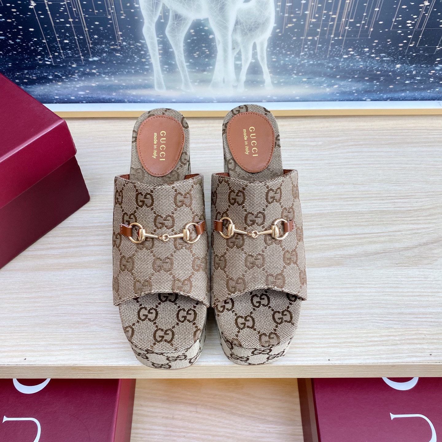 NO:382126,Women's sandals with horse bit wedge wedge. The iconic horse bit and exquisite double G jacquard pattern are reinterpreted in a contemporary way in the latest Gucci collection. This wedge sandals are made of GG canvas and the iconic horse bits are presented in a light gold version. Light gold hardware accessories Sheepskin inner heel height 4.1 inches size 36-42 sizes, slippers, gucci, slippers, sheepskin19860909带有马衔扣楔形坡跟女士凉拖鞋. 标志性的马衔扣和精致的双G提花图案在最新的古驰系列中以当代方式重新诠释.这款楔形凉拖鞋采用GG帆布制作,标志性的马衔扣以浅金色版本呈现. 浅金色五金配件 羊皮内里 跟高4.1英寸 码数36-42码,拖鞋,gucci,slippers,sheepskin,Women's Shoes