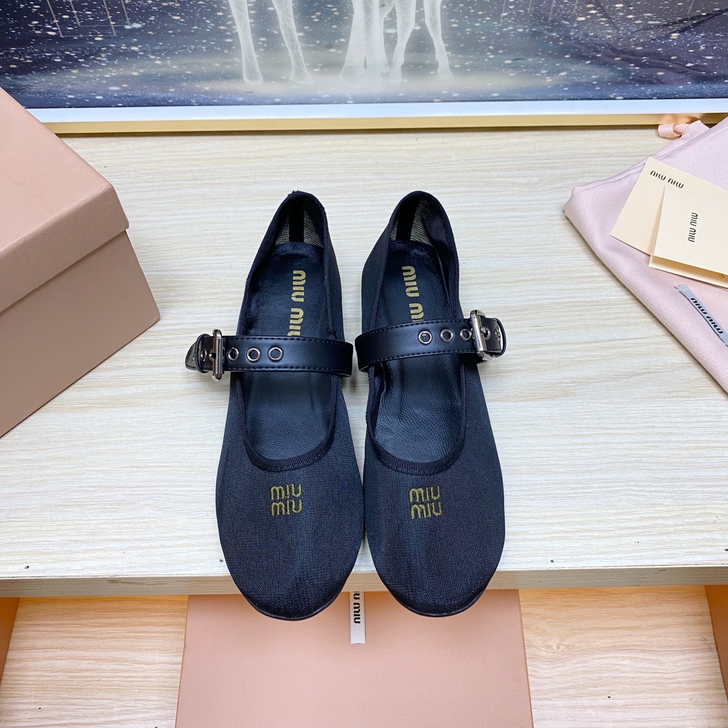 NO:382121,Top quality miumiu 25 summer new product Mary Jane ballet dance shoes flat simple single shoes grandma shoes!  Full of girlish hearts, the style design is cute and elegant, and it has beautiful colors. It is simple and hiding a trick. It is elegant and elegant, elegant and low-key to show its temperament. It can be salty or sweet, it is really beautiful. The slightly round head adds a little retro flavor!  Be casual, retro and fashionable, versatile and comfortable ~ The upper is made of imported brushed cloth, inner foot padded sheepskin, original molded rubber outsole, light and comfortable Size: 35-41 (40 41 custom made without return) With original packaging, ballet shoes, miumiu, mary jane, sheepskin19860909顶级品质miumiu 缪缪25夏季新品玛丽珍芭蕾舞跳舞鞋平底简易单鞋奶奶鞋！ 满满的少女心,款式设计可爱优雅不乏美艳色彩,简简单单又藏着小心机,优雅大方低调显气质,可咸可甜真的太美了,微微的圆头又增添了一点复古的味道！随性而为 复古时髦 百搭舒适 ～ 鞋面采用进口拉丝布 内里垫脚羊皮 原版开模橡胶大底 轻便舒适 码数:35-41（40 41订做不退换） 配原版包装,芭蕾舞鞋,miumiu,mary jane,sheepskin,Women's Shoes