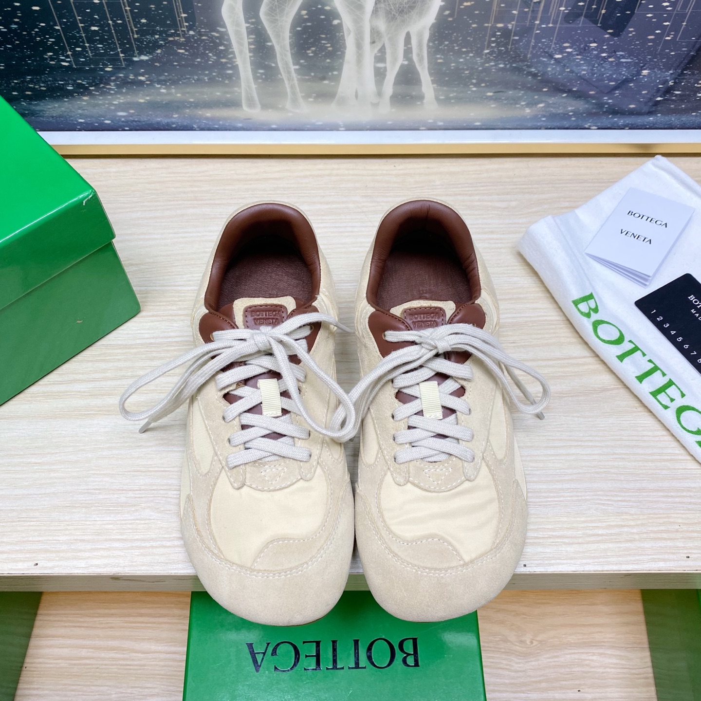 NO:382103,Bottega Venet*, men's size, Bottega Venet*, the latest Orbit series of Baodijia BV, couples' style, retro casual sports shoes, running, dad shoes, original purchase and development, making products, Bottega Veneta, inspired by the free and casual retro style of the 1990s, launched a new neutral sneaker Orbit series. While ensuring casual comfort, there is no shortage of fine styling design, and the selection of space cloth fabrics echo the brand's iconic Intreccio elements, so as to achieve a light foot feeling. With exquisite and avant-garde design, we bring a new interpretation, paying tribute to the personality style in the collision of functions and silhouettes, and creating a timeless styling style. Dynamics is one of Matthieu Blazy's important design concepts.  While wearing comfortably, you can also elegantly modify the foot lines, and you can also freely match pants or skirts to easily control a variety of daily styles / About the material./ FABRIC CONTENT Fabric: Original custom ox back velvet Inner: Imported sheepskin Sole: Original open mold-proof TPU material Sole: 2CM thick sole increased 3cm inside Size: Women's 35-40 / Men's 39-45 (Women's 40 / Men's 45 custom-made non-return and exchange), casual shoes/sports shoes, bottega veneta, bottega veneta, bottega veneta, bottega veneta, bottega veneta, bottega veneta, bottega veneta, bottega veneta, sneakers, skirts, sheepskin19860909男码Bottega Venet*  —————————————— 葆蝶家BV最新款Orbit系列 情侣款 复古 休闲 运动鞋 跑步 老爹鞋 原版购入开发 做货 Bottega Veneta 以 90年代自由随性的复古风格为灵感,推出全新的中性运动鞋 Orbit 系列 在保证休闲舒适的同时,不乏造型设计的精细雕琢,搭配甄选太空布面料呼应品牌标志性Intreccio 元素,以此实现轻盈的脚感.以精致前卫的设计带来全新的演绎,在功能与廓形的碰撞中致敬个性风采、打造永不过时的造型风格.动态”是Matthieu Blazy 的重要设计理念之一. 在穿着舒适的同时,还可以优雅修饰足部线条,更能自由搭配裤装或裙装,轻松驾驭多种日常风格 /关于材质./ FABRIC CONTENT 面料 : 原版定制牛反绒 内里 : 进口羊皮 鞋底 : 原版开模防滑TPU材质 底厚 2CM内增高3cm Size : 女款35-40 / 男款39-45（女40/男45定做不退换）,休闲鞋/运动鞋,bottega veneta,bottega veneta,bottega veneta,sneakers,skirts,sheepskin,Women's Shoes