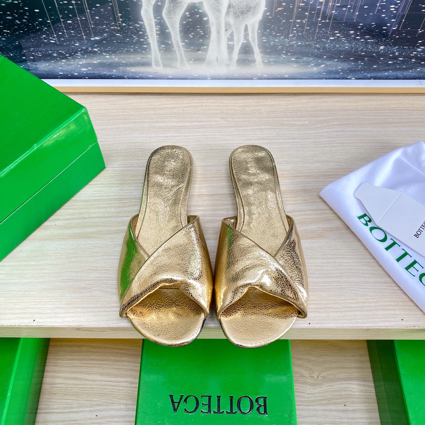 NO:407606,. Flat sole series BV Blink lambskin noodles series slippers lambskin filling comfort sponge gold This classic model is simply the latest bv ceiling. Two-color color versatile lambskin design hand-woven high-end fabric with high-end footbed lambskin inner comfortable high-end outsole with Italian leather outsole & injection rubber process using light dyeing process benchmarking and matching versions Select original packaging Shoe bags with glue printing logo process The highest end of the market Use hot melt glue toe toe with heel Easy to rebound and not deformed upper car line is Italian computer needle car. Fine workmanship Select original packaging Treat customers sincerely 35 36 37 38 39 40 41 42 (40 41 42 Customized), slippers, bottega  veneta, slippers, cowhide, sheepskin, Leather soles19860909.平底 系列 BV Blink 小羊皮面 系列拖鞋 小羊皮 填充舒适海绵  金色 这款经典款 简直bv最新天花板啦 双色彩色百搭  小羊皮设计  手工编织而成 高档舒适 面料选用优质小牛皮 垫脚羊皮内里舒适高端 大底选用意大利真皮大底&注塑橡胶工艺 运用轻染工艺 对标对版 选用原版包装 鞋子布袋采用印胶logo工艺 市场最高端 采用热熔胶定型鞋头 后跟 易回弹不变形 鞋面车线选用意大利电脑针车 做工精细 选用原版包装 真心对待客人 35 36 37 38 39 40 41 42 （40 41 42 定制）,拖鞋,bottega veneta,slippers,cowhide,sheepskin,Leather soles,Women's Shoes