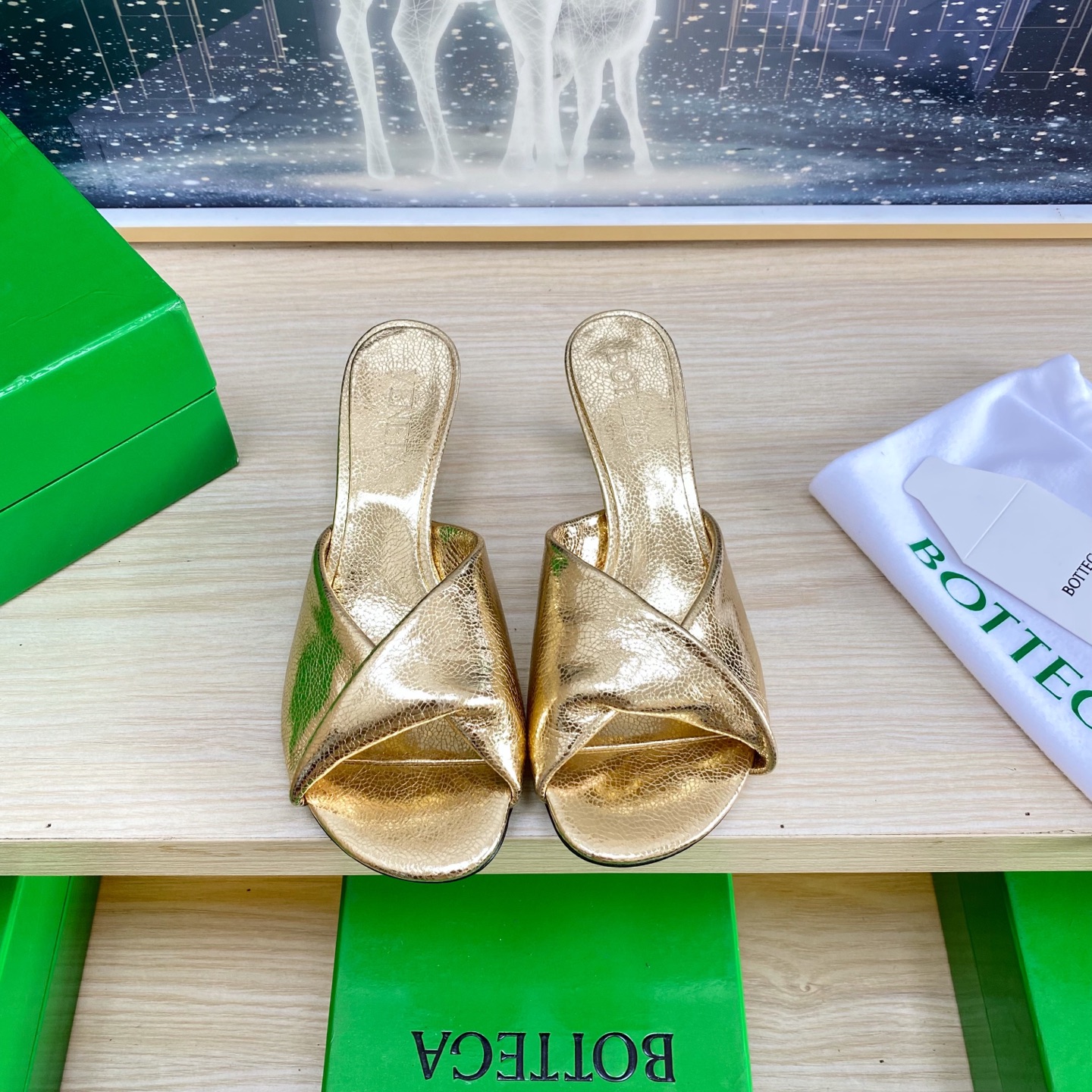 NO:407609,.Mid-heeled 6.5cm series BV Blink lambskin pastry series slippers lambskin filling comfort sponge gold This classic model is simply the latest bv ceiling. Two-color color versatile lambskin design hand-woven high-end fabric with high-end footbed lambskin inner comfortable high-end outsole with Italian leather outsole & injection rubber process using light dyeing process benchmarking and matching versions Select original packaging Shoe bags with glue-printing logo process The highest end of the market Use hot melt glue toe toe with heel easy to rebound and not deformed upper car line is Italian computer needle truck. Fine workmanship Select original packaging Treat customers sincerely 35 36 37 38 39 40 41 42 (40 41 42  Customized), slippers, bottega veneta, slippers, cowhide, sheepskin, Leather soles19860909.中跟 6.5cm 系列 BV Blink 小羊皮面 系列拖鞋 小羊皮 填充舒适海绵 金色 这款经典款 简直bv最新天花板啦 双色彩色百搭  小羊皮设计  手工编织而成 高档舒适 面料选用优质小牛皮 垫脚羊皮内里舒适高端 大底选用意大利真皮大底&注塑橡胶工艺 运用轻染工艺 对标对版 选用原版包装 鞋子布袋采用印胶logo工艺 市场最高端 采用热熔胶定型鞋头 后跟 易回弹不变形 鞋面车线选用意大利电脑针车 做工精细 选用原版包装 真心对待客人 35 36 37 38 39 40 41 42 （40 41 42 定制）,拖鞋,bottega veneta,slippers,cowhide,sheepskin,Leather soles,Women's Shoes