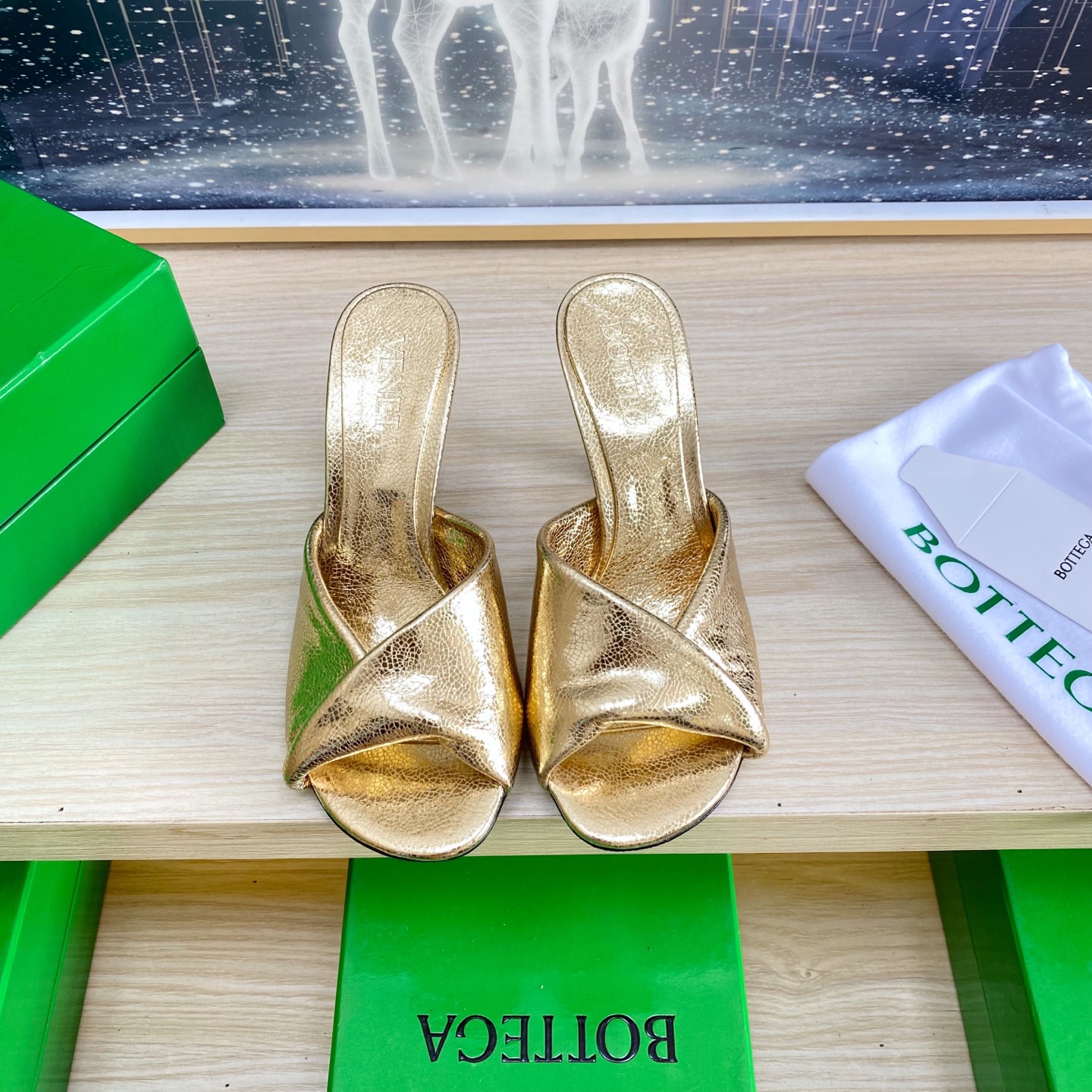 NO:407612,.High heels 8.5 cm series BV Blink lambskin noodles series slippers lambskin filling comfort sponge gold This classic model is simply the latest bv ceiling. Two-color color versatile lambskin design hand-woven high-end fabric with high-end footbed lambskin inner comfortable high-end outsole with Italian leather outsole & injection rubber process using light dyeing process benchmarking and matching versions Select original packaging Shoe bags with glue printing logo process The highest end of the market Use hot melt glue toe toe with heel easy to rebound and not deformed upper car line is Italian computer needle car. Fine workmanship Select original packaging Treat customers sincerely 35 36 37 38 39 40 41 42 (40 41 42 Customized), slippers, bottega  veneta, slippers, cowhide, sheepskin, Leather soles19860909.高跟8.5 cm 系列 BV Blink 小羊皮面 系列拖鞋 小羊皮 填充舒适海绵 金色 这款经典款 简直bv最新天花板啦 双色彩色百搭  小羊皮设计  手工编织而成 高档舒适 面料选用优质小牛皮 垫脚羊皮内里舒适高端 大底选用意大利真皮大底&注塑橡胶工艺 运用轻染工艺 对标对版 选用原版包装 鞋子布袋采用印胶logo工艺 市场最高端 采用热熔胶定型鞋头 后跟 易回弹不变形 鞋面车线选用意大利电脑针车 做工精细 选用原版包装 真心对待客人 35 36 37 38 39 40 41 42 （40 41 42 定制）,拖鞋,bottega veneta,slippers,cowhide,sheepskin,Leather soles,Women's Shoes