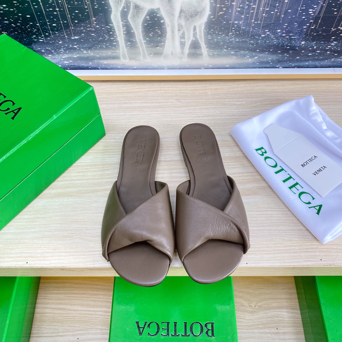 NO:407615,. Flat sole series BV Blink lambskin noodles series slippers lambskin filling comfort sponge deep khaki This classic model is simply the latest bv ceiling. Two-color color versatile lambskin design. Hand-woven high-end fabric with high-quality calfskin footbed lambskin inner comfortable high-end outsole with Italian leather outsole & injection rubber process. Light dyeing process. Benchmarking and matching version. Original packaging. Shoe bags are made of glue-printing logo technology. The highest end of the market. Use hot melt glue to shape the toe. Heel is easy to rebound and does not deform. The upper line is made of Italian computer needle truck. Fine workmanship. Use original packaging. Treat customers sincerely. 35 36 37 38 39 40 41 42 (40 41 42 customized), slippers, bottega  veneta, slippers, cowhide, sheepskin, Leather soles19860909.平底 系列 BV Blink 小羊皮面 系列拖鞋 小羊皮 填充舒适海绵 深卡其色 这款经典款 简直bv最新天花板啦 双色彩色百搭  小羊皮设计  手工编织而成 高档舒适 面料选用优质小牛皮 垫脚羊皮内里舒适高端 大底选用意大利真皮大底&注塑橡胶工艺 运用轻染工艺 对标对版 选用原版包装 鞋子布袋采用印胶logo工艺 市场最高端 采用热熔胶定型鞋头 后跟 易回弹不变形 鞋面车线选用意大利电脑针车 做工精细 选用原版包装 真心对待客人 35 36 37 38 39 40 41 42 （40 41 42 定制）,拖鞋,bottega veneta,slippers,cowhide,sheepskin,Leather soles,Women's Shoes