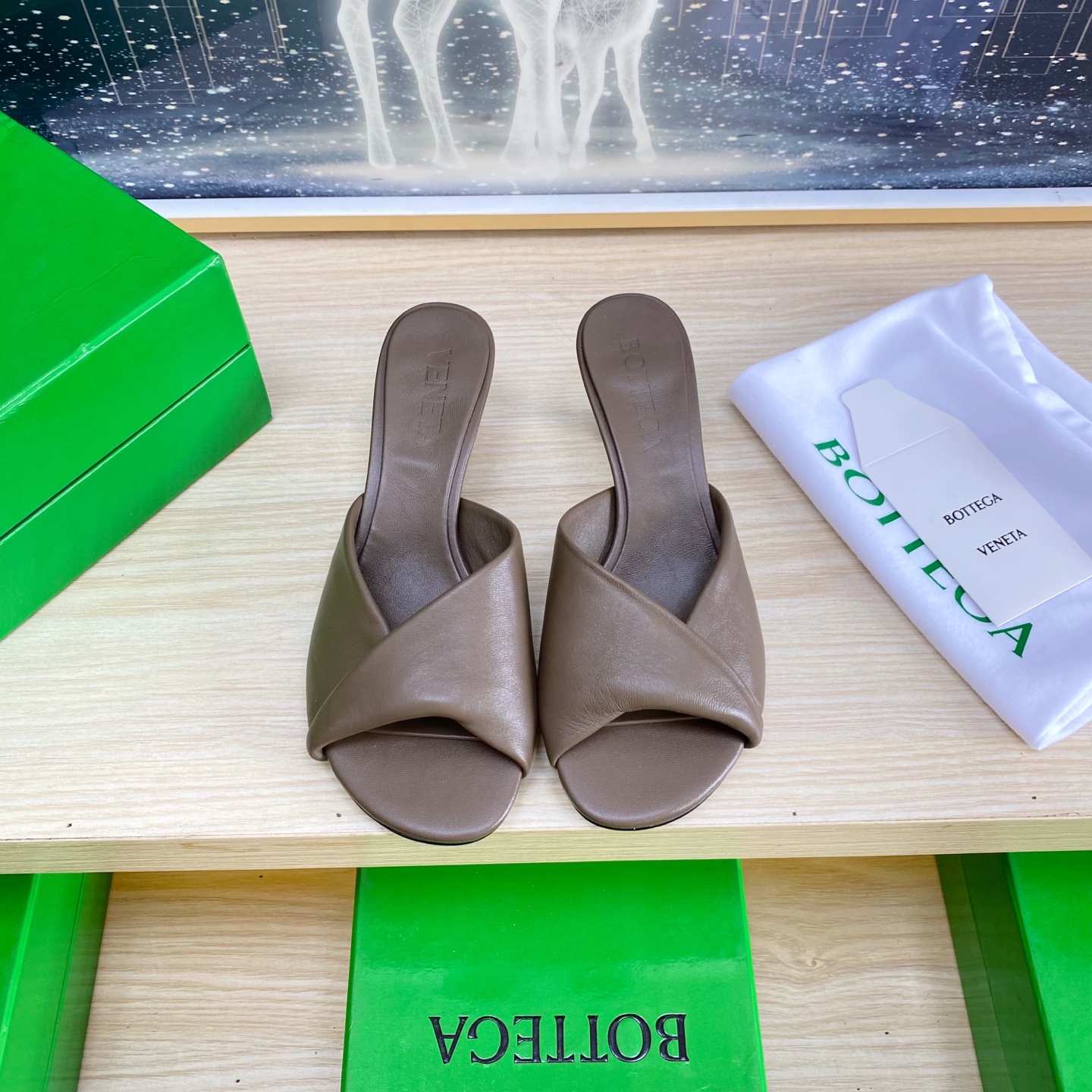 NO:407618,.Mid-heeled 6.5cm series BV Blink lambskin noodles series slippers lambskin filling comfort sponge deep khaki This classic model is simply the latest bv ceiling. Two-color color versatile lambskin design hand-woven high-end fabric with high-end footbed lambskin inner comfortable high-end outsole with Italian leather outsole & injection rubber process using light dyeing process benchmarking and matching versions Select original packaging Shoe bags with glue printing logo process The highest end of the market Use hot melt glue toe toe with heel easy to rebound and not deformed upper car line is Italian computer needle truck. Fine workmanship Select original packaging Treat customers sincerely 35 36 37 38 39 40 41 42 (40 41 42  Customized), slippers, bottega veneta, slippers, cowhide, sheepskin, Leather soles19860909.中跟 6.5cm 系列 BV Blink 小羊皮面 系列拖鞋 小羊皮 填充舒适海绵 深卡其色 这款经典款 简直bv最新天花板啦 双色彩色百搭  小羊皮设计  手工编织而成 高档舒适 面料选用优质小牛皮 垫脚羊皮内里舒适高端 大底选用意大利真皮大底&注塑橡胶工艺 运用轻染工艺 对标对版 选用原版包装 鞋子布袋采用印胶logo工艺 市场最高端 采用热熔胶定型鞋头 后跟 易回弹不变形 鞋面车线选用意大利电脑针车 做工精细 选用原版包装 真心对待客人 35 36 37 38 39 40 41 42 （40 41 42 定制）,拖鞋,bottega veneta,slippers,cowhide,sheepskin,Leather soles,Women's Shoes