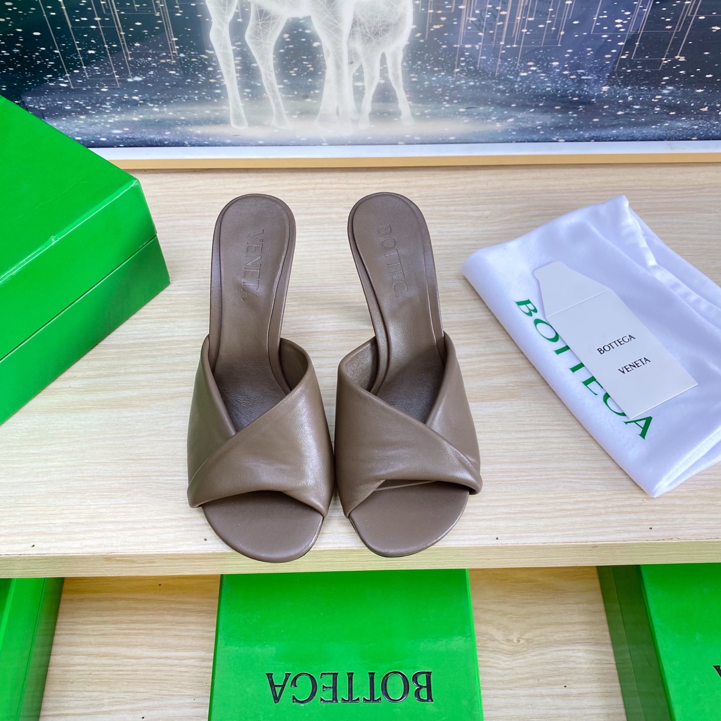 NO:407619,.High heels 8.5 cm series BV Blink lambskin noodles series slippers lambskin filling comfort sponge deep khaki This classic model is simply the latest bv ceiling. Two-color color versatile lambskin design hand-woven high-end fabric with high-end footbed lambskin inner comfortable high-end outsole with Italian leather outsole & injection rubber process using light dyeing process benchmarking and matching versions Select original packaging Shoe bags with glue printing logo process The highest end of the market Use hot melt glue toe toe with heel easy to rebound and not deformed upper car line is Italian computer needle truck. Fine workmanship Select original packaging Treat customers sincerely 35 36 37 38 39 40 41 42 (40 41 42  Customized), slippers, bottega veneta, slippers, cowhide, sheepskin, Leather soles19860909.高跟8.5 cm 系列 BV Blink 小羊皮面 系列拖鞋 小羊皮 填充舒适海绵 深卡其色 这款经典款 简直bv最新天花板啦 双色彩色百搭  小羊皮设计  手工编织而成 高档舒适 面料选用优质小牛皮 垫脚羊皮内里舒适高端 大底选用意大利真皮大底&注塑橡胶工艺 运用轻染工艺 对标对版 选用原版包装 鞋子布袋采用印胶logo工艺 市场最高端 采用热熔胶定型鞋头 后跟 易回弹不变形 鞋面车线选用意大利电脑针车 做工精细 选用原版包装 真心对待客人 35 36 37 38 39 40 41 42 （40 41 42 定制）,拖鞋,bottega veneta,slippers,cowhide,sheepskin,Leather soles,Women's Shoes