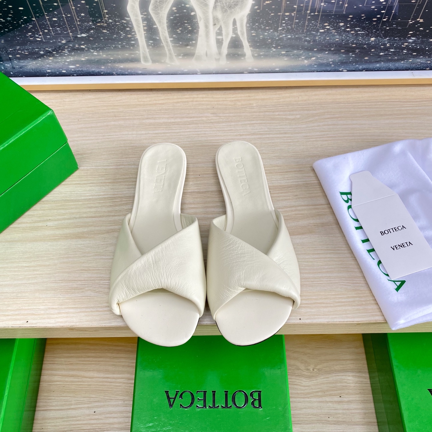 NO:407621,. Flat sole series BV Blink lambskin noodles series slippers lambskin filling comfort sponge sea salt white This classic model is simply the latest bv ceiling. Two-color color versatile lambskin design hand-woven high-end fabric with high-end footbed lambskin inner comfortable high-end outsole with Italian leather outsole & injection rubber process using light dyeing process benchmarking and matching versions Select original packaging Shoe bags adopt glue logo process The highest end of the market Use hot melt glue toe toe with heel easy to rebound and not deformed upper car line is Italian computer needle car. Fine workmanship Select original packaging Treat customers sincerely 35 36 37 38 39 40 41 42 (40 41 42 Customized), slippers, bottega  veneta, slippers, cowhide, sheepskin, Leather soles19860909.平底 系列 BV Blink 小羊皮面 系列拖鞋 小羊皮 填充舒适海绵 海盐白 这款经典款 简直bv最新天花板啦 双色彩色百搭  小羊皮设计  手工编织而成 高档舒适 面料选用优质小牛皮 垫脚羊皮内里舒适高端 大底选用意大利真皮大底&注塑橡胶工艺 运用轻染工艺 对标对版 选用原版包装 鞋子布袋采用印胶logo工艺 市场最高端 采用热熔胶定型鞋头 后跟 易回弹不变形 鞋面车线选用意大利电脑针车 做工精细 选用原版包装 真心对待客人 35 36 37 38 39 40 41 42 （40 41 42 定制）,拖鞋,bottega veneta,slippers,cowhide,sheepskin,Leather soles,Women's Shoes