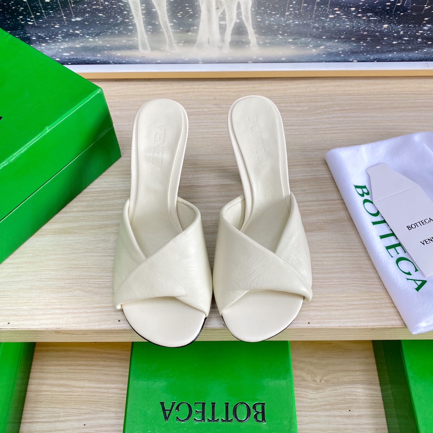 NO:407624,.High heels 8.5 cm series BV Blink lambskin noodles series slippers lambskin filling comfort sponge sea salt white This classic model is simply the latest bv ceiling. Two-color color versatile lambskin design hand-woven high-end fabric with high-end footbed lambskin inner comfortable high-end outsole with Italian leather outsole & injection rubber process using light dyeing process benchmarking and matching versions Select original packaging Shoe bags adopt glue logo process The highest end of the market Use hot melt glue to shape the toe heel easily rebound and does not deform the upper car line is Italian computer needle truck. Fine workmanship Select original packaging Treat customers sincerely 35 36 37 38 39 40 41 42 (40 41 42  Customized), slippers, bottega veneta, slippers, cowhide, sheepskin, Leather soles19860909.高跟8.5 cm 系列 BV Blink 小羊皮面 系列拖鞋 小羊皮 填充舒适海绵 海盐白 这款经典款 简直bv最新天花板啦 双色彩色百搭  小羊皮设计  手工编织而成 高档舒适 面料选用优质小牛皮 垫脚羊皮内里舒适高端 大底选用意大利真皮大底&注塑橡胶工艺 运用轻染工艺 对标对版 选用原版包装 鞋子布袋采用印胶logo工艺 市场最高端 采用热熔胶定型鞋头 后跟 易回弹不变形 鞋面车线选用意大利电脑针车 做工精细 选用原版包装 真心对待客人 35 36 37 38 39 40 41 42 （40 41 42 定制）,拖鞋,bottega veneta,slippers,cowhide,sheepskin,Leather soles,Women's Shoes