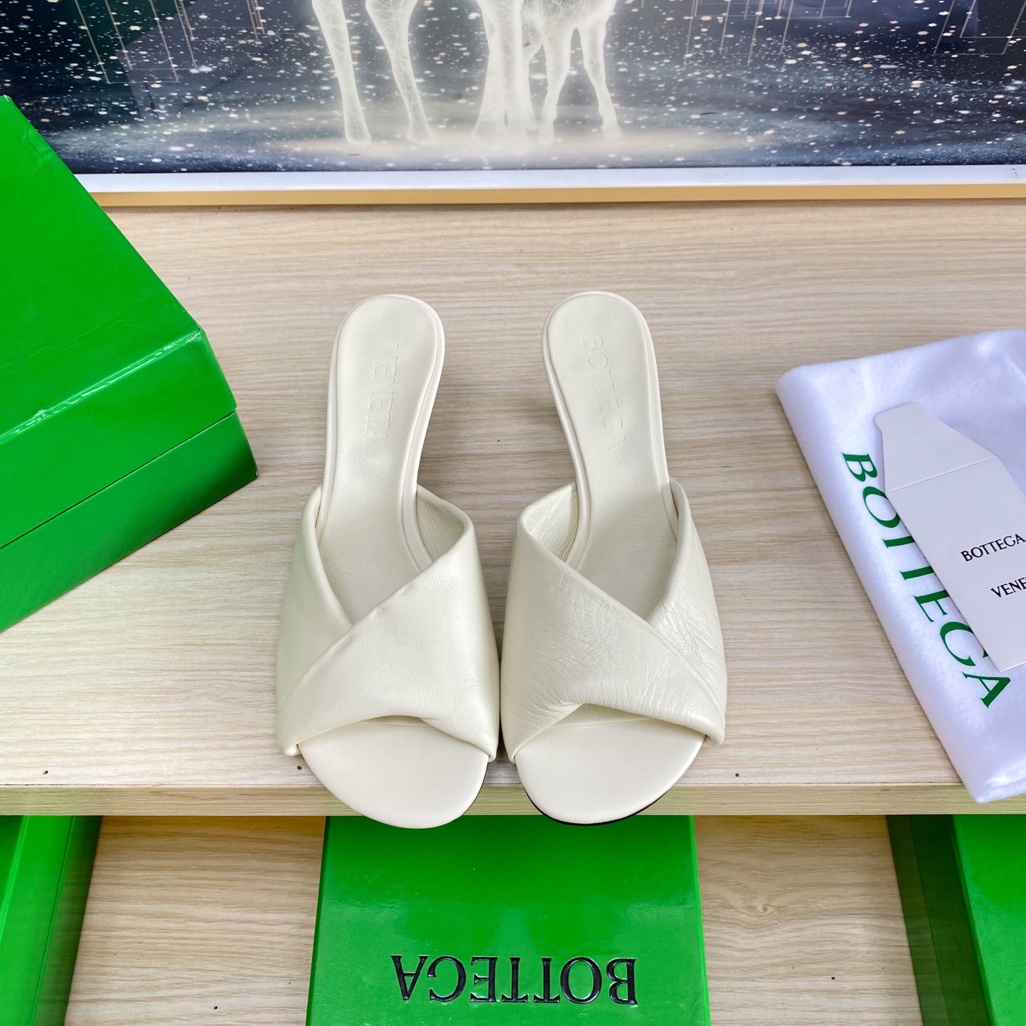 NO:407623,.Mid-heeled 6.5cm series BV Blink lambskin noodles series slippers lambskin filling comfort sponge sea salt white This classic model is simply the latest bv ceiling. Two-color color versatile lambskin design hand-woven high-end fabric with high-end footbed lambskin inner comfortable high-end outsole with Italian leather outsole & injection rubber process using light dyeing process benchmarking and matching versions Select original packaging Shoe bags adopt glue logo process The highest end of the market Use hot melt glue toe toe with heel easy to rebound and not deformed upper car line is Italian computer needle truck. Fine workmanship Select original packaging Treat customers sincerely 35 36 37 38 39 40 41 42 (40 41 42  Customized), slippers, bottega veneta, slippers, cowhide, sheepskin, Leather soles19860909.中跟 6.5cm 系列 BV Blink 小羊皮面 系列拖鞋 小羊皮 填充舒适海绵 海盐白 这款经典款 简直bv最新天花板啦 双色彩色百搭  小羊皮设计  手工编织而成 高档舒适 面料选用优质小牛皮 垫脚羊皮内里舒适高端 大底选用意大利真皮大底&注塑橡胶工艺 运用轻染工艺 对标对版 选用原版包装 鞋子布袋采用印胶logo工艺 市场最高端 采用热熔胶定型鞋头 后跟 易回弹不变形 鞋面车线选用意大利电脑针车 做工精细 选用原版包装 真心对待客人 35 36 37 38 39 40 41 42 （40 41 42 定制）,拖鞋,bottega veneta,slippers,cowhide,sheepskin,Leather soles,Women's Shoes