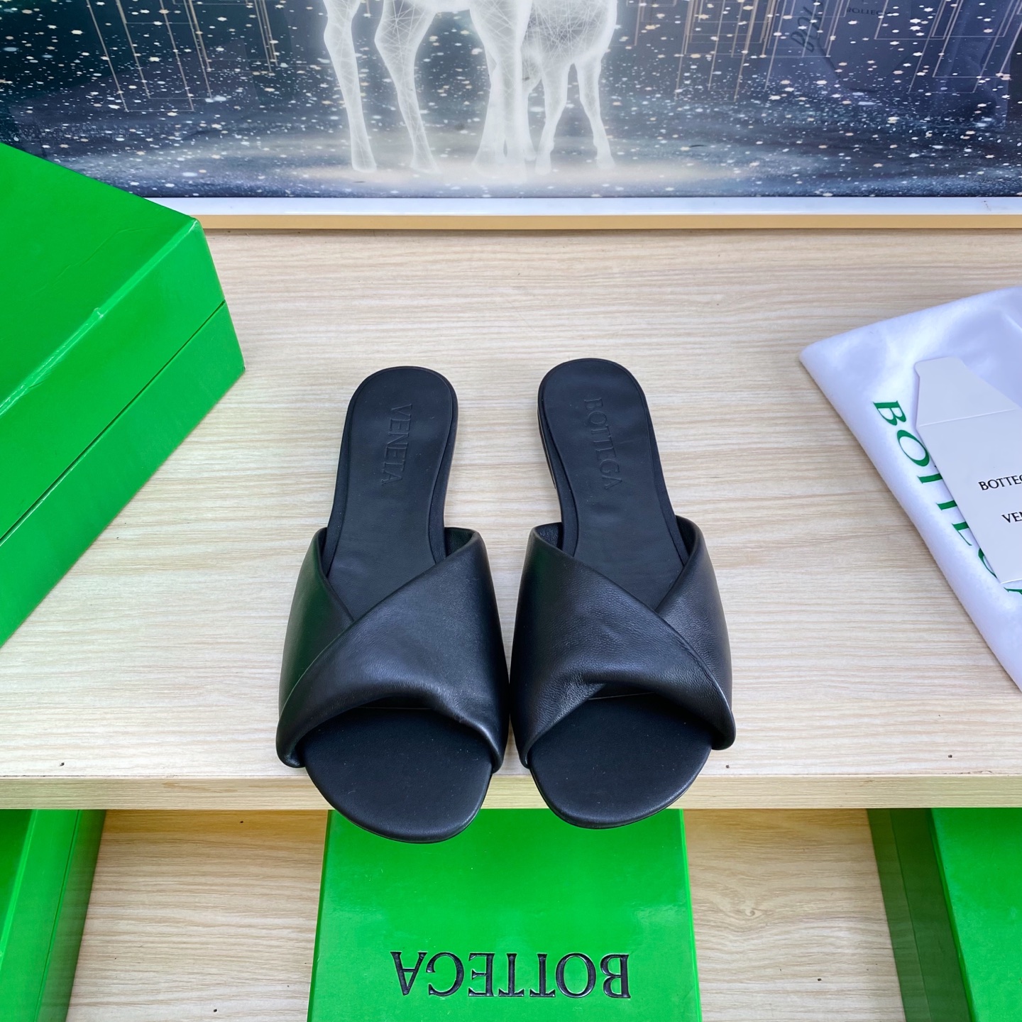 NO:407626,. Flat sole series BV Blink lambskin noodles series slippers lambskin filling comfort sponge black This classic model is simply the latest bv ceiling. Two-color color versatile lambskin design hand-woven high-end fabric with high-end footbed lambskin inner comfortable high-end outsole with Italian leather outsole & injection rubber process using light dyeing process benchmarking and matching versions Select original packaging Shoe bags with glue printing logo process The highest end of the market Use hot melt glue toe toe with heel Easy to rebound and not deformed upper car line is Italian computer needle car. Fine workmanship Select original packaging Treat customers sincerely 35 36 37 38 39 40 41 42 (40 41 42 Customized), slippers, bottega  veneta, slippers, cowhide, sheepskin, Leather soles19860909.平底 系列 BV Blink 小羊皮面 系列拖鞋 小羊皮 填充舒适海绵 黑色 这款经典款 简直bv最新天花板啦 双色彩色百搭  小羊皮设计  手工编织而成 高档舒适 面料选用优质小牛皮 垫脚羊皮内里舒适高端 大底选用意大利真皮大底&注塑橡胶工艺 运用轻染工艺 对标对版 选用原版包装 鞋子布袋采用印胶logo工艺 市场最高端 采用热熔胶定型鞋头 后跟 易回弹不变形 鞋面车线选用意大利电脑针车 做工精细 选用原版包装 真心对待客人 35 36 37 38 39 40 41 42 （40 41 42 定制）,拖鞋,bottega veneta,slippers,cowhide,sheepskin,Leather soles,Women's Shoes
