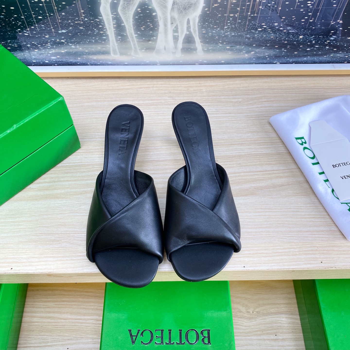 NO:407628,.Mid-heeled 6.5cm series BV Blink lambskin pastry series slippers lambskin filling comfort sponge black This classic model is simply the latest bv ceiling. Two-color color versatile lambskin design. Hand-woven high-end fabric with high-quality calfskin footbed lambskin inner comfortable high-end outsole with Italian leather outsole & injection rubber process. Light dyeing process. Benchmarked version. Original packaging. Shoe bags are printed with glue logo process. The highest end of the market. Hot melt glue is used to shape the toe. Heel is easy to rebound and does not deform. The upper line is made of Italian computer needle truck. Fine workmanship. Original packaging. Treat customers sincerely. 35 36 37 38 39 40 41 42 (40 41 42 customized), slippers, bottega  veneta, slippers, cowhide, sheepskin, Leather soles19860909.中跟 6.5cm 系列 BV Blink 小羊皮面 系列拖鞋 小羊皮 填充舒适海绵 黑色 这款经典款 简直bv最新天花板啦 双色彩色百搭  小羊皮设计  手工编织而成 高档舒适 面料选用优质小牛皮 垫脚羊皮内里舒适高端 大底选用意大利真皮大底&注塑橡胶工艺 运用轻染工艺 对标对版 选用原版包装 鞋子布袋采用印胶logo工艺 市场最高端 采用热熔胶定型鞋头 后跟 易回弹不变形 鞋面车线选用意大利电脑针车 做工精细 选用原版包装 真心对待客人 35 36 37 38 39 40 41 42 （40 41 42 定制）,拖鞋,bottega veneta,slippers,cowhide,sheepskin,Leather soles,Women's Shoes