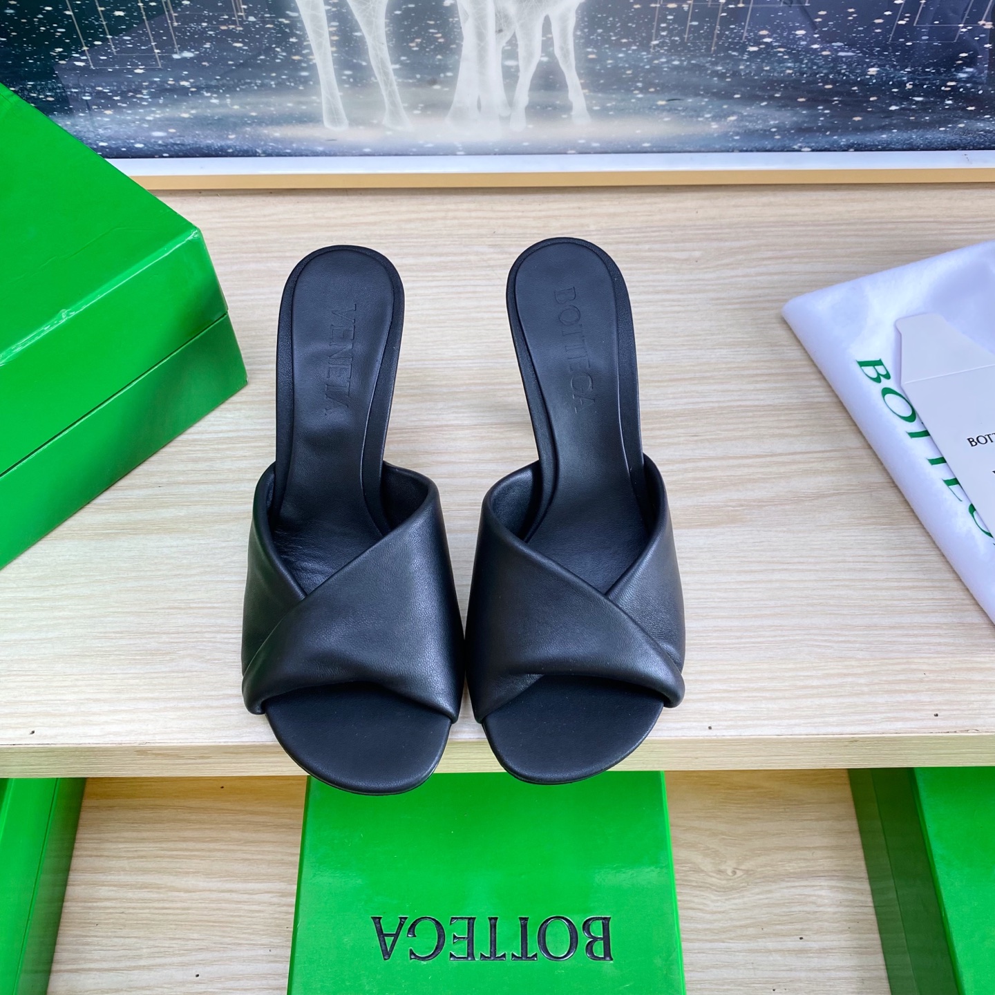 NO:407630,.High heels 8.5 cm series BV Blink lambskin noodles series slippers lambskin filling comfort sponge black This classic model is simply the latest bv ceiling. Two-color color versatile lambskin design. Hand-woven high-end fabric with high-quality calfskin footbed lambskin inner comfortable high-end outsole with Italian leather outsole & injection rubber process. Light dyeing process. Benchmarked version. Original packaging. Shoe bags are made of glue-printing logo technology. The highest end of the market. Hot melt glue is used to shape the toe. Heel is easy to rebound and does not deform. The upper line is made of Italian computer needle truck. Fine workmanship. Use original packaging. Treat customers sincerely. 35 36 37 38 39 40 41 42 (40 41 42 customized), slippers, bottega  veneta, slippers, cowhide, sheepskin, Leather soles19860909.高跟8.5 cm 系列 BV Blink 小羊皮面 系列拖鞋 小羊皮 填充舒适海绵 黑色 这款经典款 简直bv最新天花板啦 双色彩色百搭  小羊皮设计  手工编织而成 高档舒适 面料选用优质小牛皮 垫脚羊皮内里舒适高端 大底选用意大利真皮大底&注塑橡胶工艺 运用轻染工艺 对标对版 选用原版包装 鞋子布袋采用印胶logo工艺 市场最高端 采用热熔胶定型鞋头 后跟 易回弹不变形 鞋面车线选用意大利电脑针车 做工精细 选用原版包装 真心对待客人 35 36 37 38 39 40 41 42 （40 41 42 定制）,拖鞋,bottega veneta,slippers,cowhide,sheepskin,Leather soles,Women's Shoes