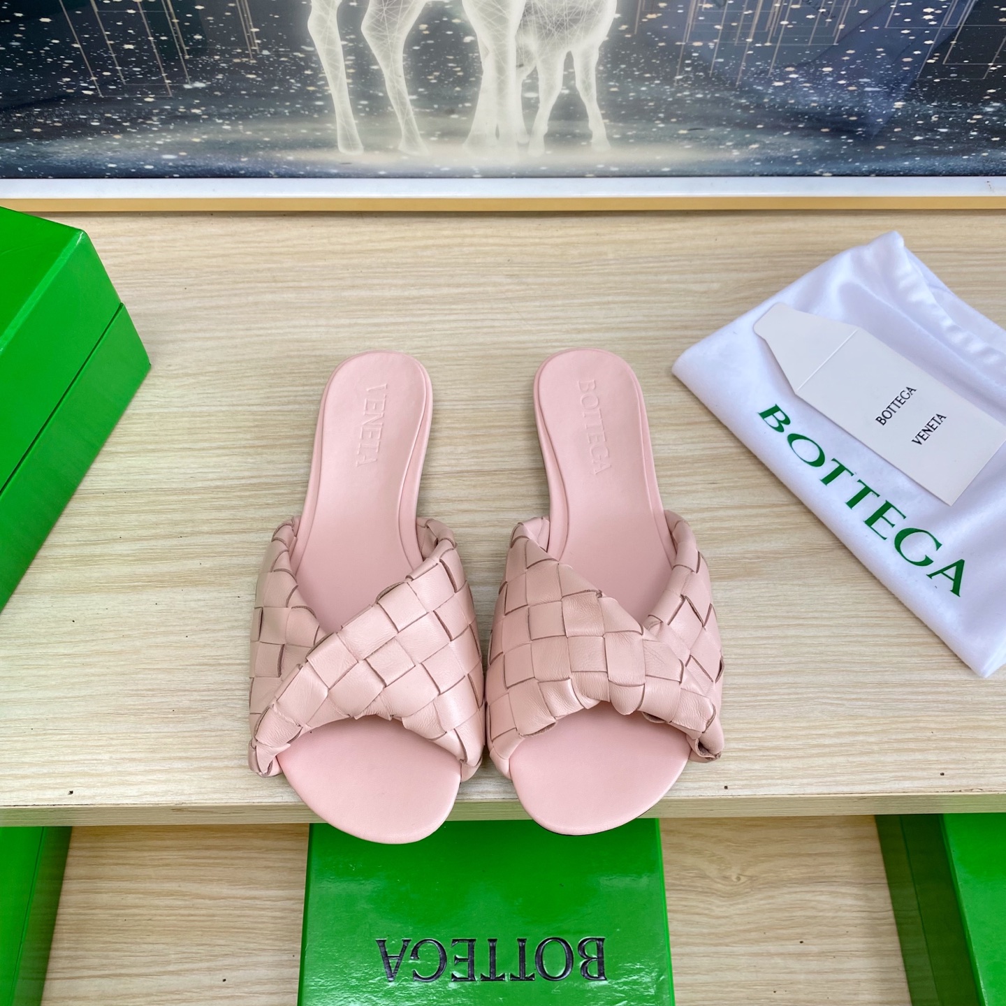 NO:407586,. Flat-soled series BV Blink series slippers 15mm level woven single shoes genuine leather hand-woven relief powder weaving This classic model is simply the latest bv ceiling. Two-color color versatile. Simple piece of leather 15mm pull strips. Hand-woven. High-end comfort. High-quality calfskin. Floating sheepskin inner comfortable and high-end. The sole is made of Italian leather outsole & injection rubber technology. Light dyeing technology. Benchmarked. The original packaging. The shoe bag uses glue logo technology. The highest end of the market. The toe is fixed with hot melt glue. The heel is easy to rebound and does not deform. The upper line is made of Italian computer needle truck. The workmanship is fine. The original packaging treats customers sincerely. 35 36 37 38 39 40 41 42 43 (40 41 42  43 Customized), Slippers, Bottega Veneta, Slippers, Cowhide, Sheepskin, Leather soles19860909.平底系列 BV Blink 系列拖鞋 15 毫米级 编织单鞋 真皮手工编织  浮雕粉编织 这款经典款 简直bv最新天花板啦 双色彩色百搭 简约一块皮15毫米抽条  手工编织而成 高档舒适 面料选用优质小牛皮 垫脚羊皮内里舒适高端 大底选用意大利真皮大底&注塑橡胶工艺 运用轻染工艺 对标对版 选用原版包装 鞋子布袋采用印胶logo工艺 市场最高端 采用热熔胶定型鞋头 后跟 易回弹不变形  鞋面车线选用意大利电脑针车 做工精细 选用原版包装 真心对待客人 35 36 37 38 39 40 41 42 43（40 41 42 43 定制）,拖鞋,bottega veneta,slippers,cowhide,sheepskin,Leather soles,Women's Shoes