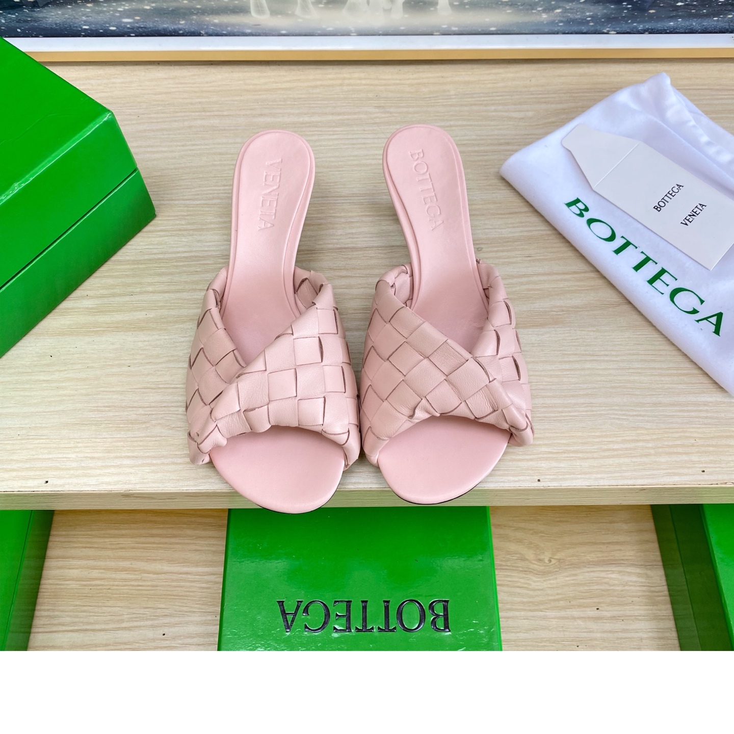 NO:407588,.6.5 heels BV Blink series slippers 15mm level woven single shoes genuine leather hand-woven woven woven powder knitting This classic model is simply the latest bv ceiling. Two-color versatile. Simple piece of leather 15mm pull strips. Hand-woven. High-end comfort. High-quality calfskin. Floor-up sheepskin inner comfortable and high-end. The sole is made of Italian leather outsole & injection rubber technology. Light dyeing technology. Benchmarked. The original packaging. The shoe bag uses glue logo technology. The highest end of the market. The toe is made of hot melt glue. The toe is fixed. The heel is easy to rebound and does not deform. The upper line is made of Italian computer needle truck. The workmanship is fine. The original packaging is treated with customers sincerely. 35 36 37 38 39 40 41 42 43 (40 41  42 43 Customized), slippers, bottega veneta, slippers, cowhide, sheepskin, Leather soles19860909.6.5跟 BV Blink 系列拖鞋 15 毫米级 编织单鞋 真皮手工编织  泘雕粉编织 这款经典款 简直bv最新天花板啦 双色彩色百搭 简约一块皮15毫米抽条  手工编织而成 高档舒适 面料选用优质小牛皮 垫脚羊皮内里舒适高端 大底选用意大利真皮大底&注塑橡胶工艺 运用轻染工艺 对标对版 选用原版包装 鞋子布袋采用印胶logo工艺 市场最高端 采用热熔胶定型鞋头 后跟 易回弹不变形  鞋面车线选用意大利电脑针车 做工精细 选用原版包装 真心对待客人 35 36 37 38 39 40 41 42 43（40 41 42 43 定制）,拖鞋,bottega veneta,slippers,cowhide,sheepskin,Leather soles,Women's Shoes