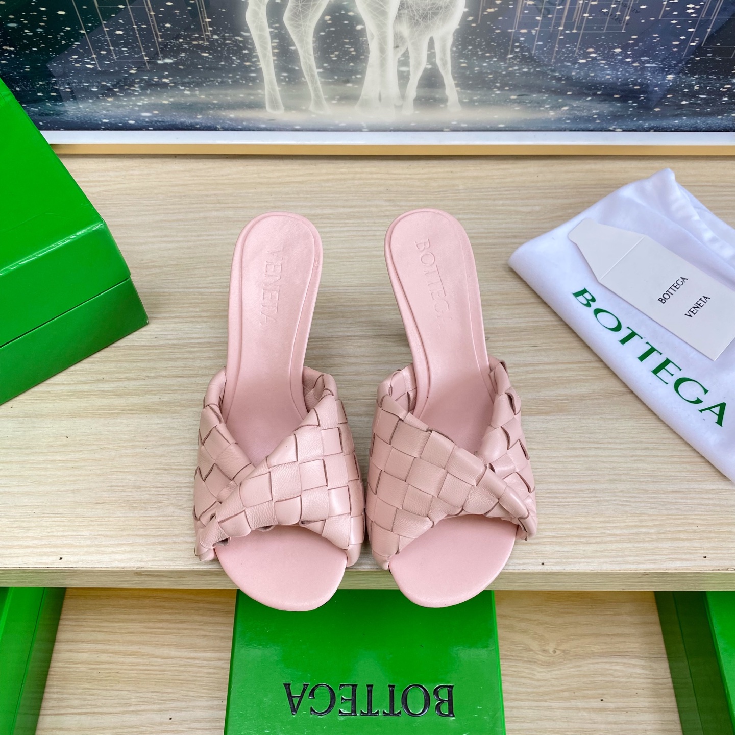 NO:407589,.8.5 heels BV Blink series slippers 15mm level woven single shoes genuine leather hand-woven relief powder weaving This classic model is simply the latest bv ceiling. Two-color color versatile. Simple piece of leather 15mm pull strips. Hand-woven. High-end comfort. High-quality calfskin. Floor-up sheepskin inner comfortable and high-end. The sole is made of Italian leather outsole & injection rubber technology. Light dyeing technology. Benchmarked. The original packaging. The shoe bag uses glue logo technology. The highest end of the market. The toe is fixed with hot melt glue. The heel is easy to rebound and does not deform. The upper line is made of Italian computer needle truck. The workmanship is fine. The original packaging is treated with customers sincerely. 35 36 37 38 39 40 41 42 43 (40 41 42  43 Customized), Slippers, Bottega Veneta, Slippers, Cowhide, Sheepskin, Leather soles19860909.8.5跟 BV Blink 系列拖鞋 15 毫米级 编织单鞋 真皮手工编织  浮雕粉编织 这款经典款 简直bv最新天花板啦 双色彩色百搭 简约一块皮15毫米抽条  手工编织而成 高档舒适 面料选用优质小牛皮 垫脚羊皮内里舒适高端 大底选用意大利真皮大底&注塑橡胶工艺 运用轻染工艺 对标对版 选用原版包装 鞋子布袋采用印胶logo工艺 市场最高端 采用热熔胶定型鞋头 后跟 易回弹不变形  鞋面车线选用意大利电脑针车 做工精细 选用原版包装 真心对待客人 35 36 37 38 39 40 41 42 43（40 41 42 43 定制）,拖鞋,bottega veneta,slippers,cowhide,sheepskin,Leather soles,Women's Shoes