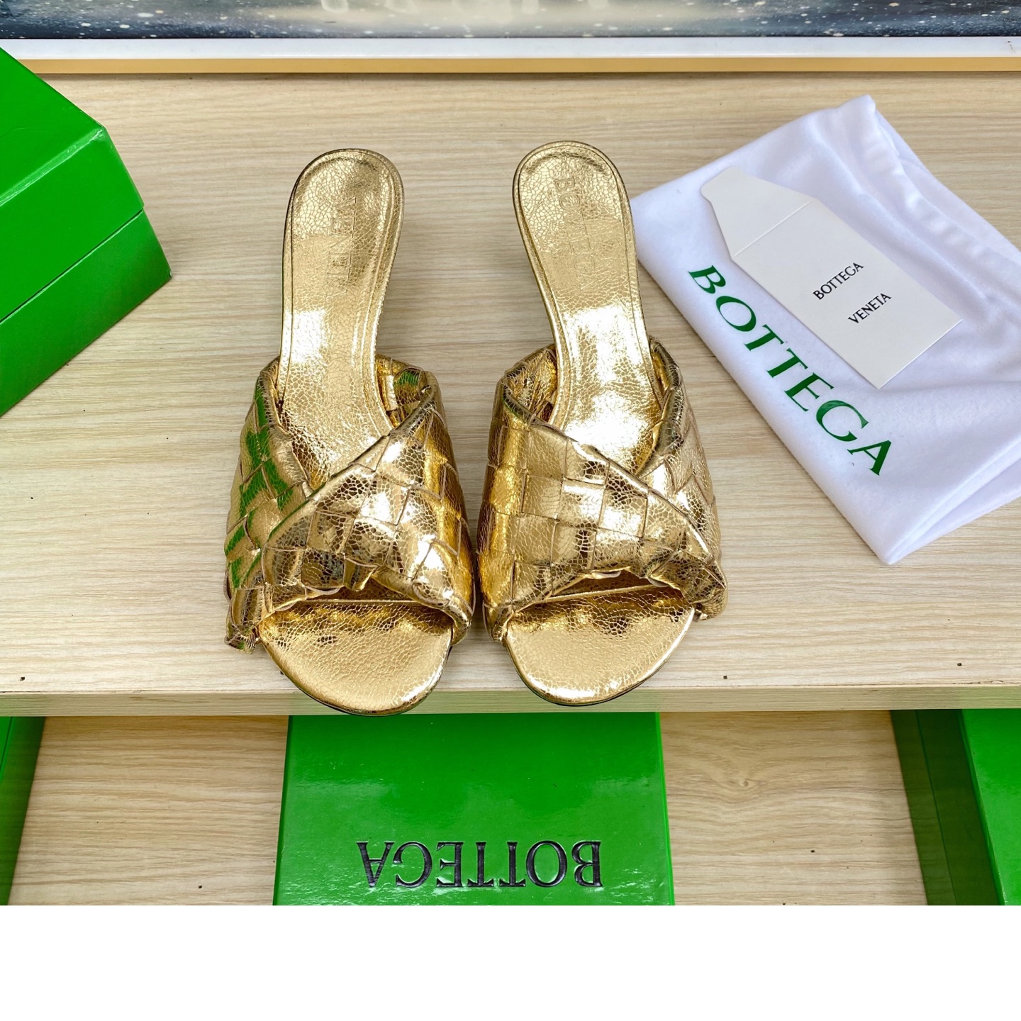 NO:407595,.6.5 heels BV Blink series slippers 15mm level woven single shoes genuine leather hand-woven golden weaving This classic model is simply the latest bv ceiling. Two-color color versatile. Simple piece of leather 15mm pull strips. Hand-woven. High-end comfort. High-quality calfskin. Floor-up sheepskin inner comfortable and high-end. The sole is made of Italian leather outsole & injection rubber technology. Light dyeing technology. Benchmarked. The original packaging. The shoe bag uses glue logo technology. The highest end of the market. The toe is fixed with hot melt adhesive. The heel is easy to rebound and does not deform. The upper line is made of Italian computer needle truck. The workmanship is fine. The original packaging is treated with customers sincerely. 35 36 37 38 39 40 41 42 43 (40 41 42  43 Customized), Slippers, Bottega Veneta, Slippers, Cowhide, Sheepskin, Leather soles19860909.6.5跟 BV Blink 系列拖鞋 15 毫米级 编织单鞋 真皮手工编织  金色编织 这款经典款 简直bv最新天花板啦 双色彩色百搭 简约一块皮15毫米抽条  手工编织而成 高档舒适 面料选用优质小牛皮 垫脚羊皮内里舒适高端 大底选用意大利真皮大底&注塑橡胶工艺 运用轻染工艺 对标对版 选用原版包装 鞋子布袋采用印胶logo工艺 市场最高端 采用热熔胶定型鞋头 后跟 易回弹不变形  鞋面车线选用意大利电脑针车 做工精细 选用原版包装 真心对待客人 35 36 37 38 39 40 41 42 43（40 41 42 43 定制）,拖鞋,bottega veneta,slippers,cowhide,sheepskin,Leather soles,Women's Shoes