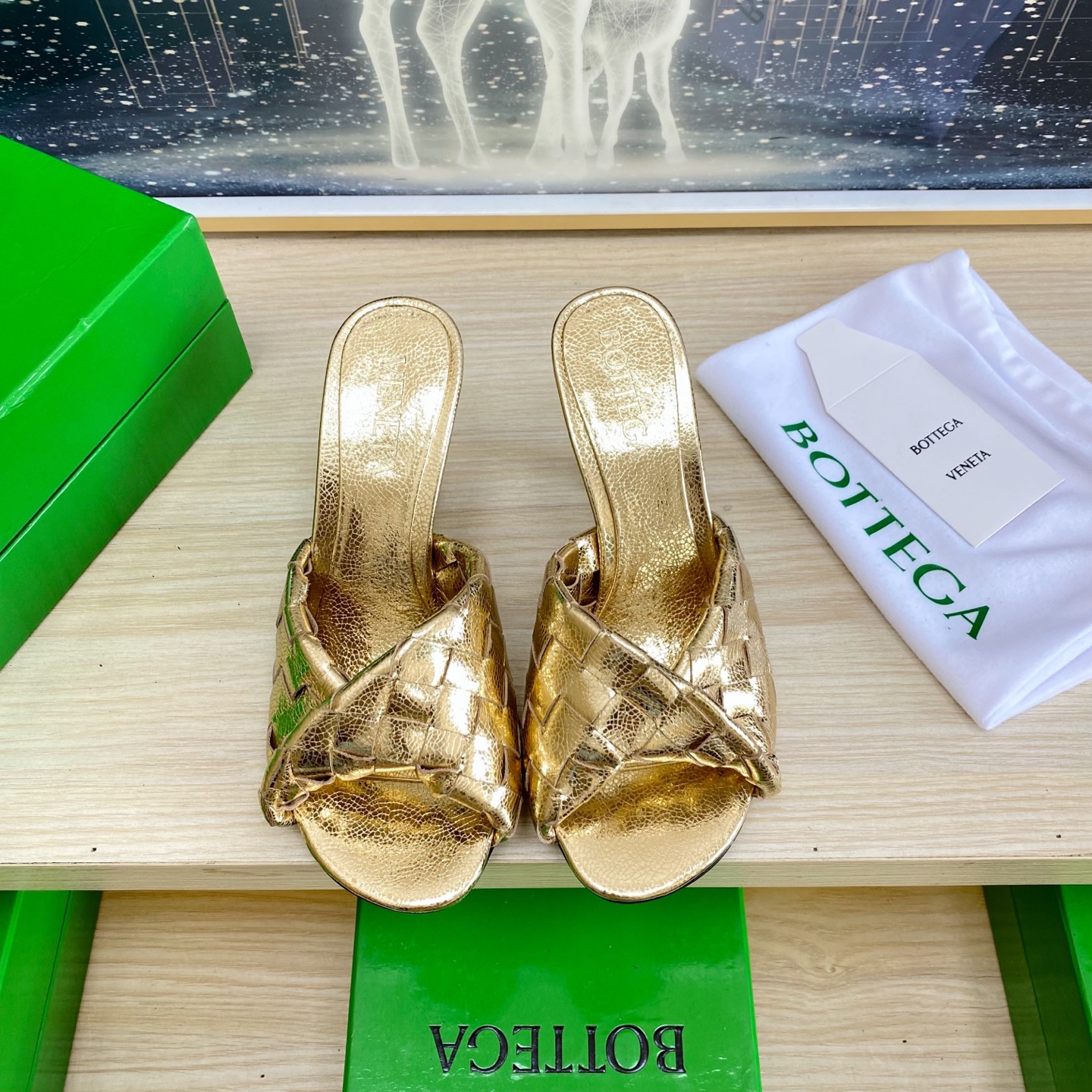 NO:407598,.8.5 heels BV Blink series slippers 15mm level woven single shoes genuine leather hand-woven golden weaving This classic model is simply the latest bv ceiling. Two-color color versatile. Simple piece of leather 15mm pull strips. Hand-woven. High-end comfort. High-quality calfskin. Floor-up sheepskin inner comfortable and high-end. The sole is made of Italian leather outsole & injection rubber technology. Light dyeing technology. Benchmarked. The original packaging. The shoe bag uses glue logo technology. The highest end of the market. The toe is fixed with hot melt glue. The heel is easy to rebound and does not deform. The upper line is made of Italian computer needle truck. The workmanship is fine. The original packaging is treated with customers sincerely. 35 36 37 38 39 40 41 42 43 (40 41 42  43 Customized), Slippers, Bottega Veneta, Slippers, Cowhide, Sheepskin, Leather soles19860909.8.5跟 BV Blink 系列拖鞋 15 毫米级 编织单鞋 真皮手工编织  金色编织 这款经典款 简直bv最新天花板啦 双色彩色百搭 简约一块皮15毫米抽条  手工编织而成 高档舒适 面料选用优质小牛皮 垫脚羊皮内里舒适高端 大底选用意大利真皮大底&注塑橡胶工艺 运用轻染工艺 对标对版 选用原版包装 鞋子布袋采用印胶logo工艺 市场最高端 采用热熔胶定型鞋头 后跟 易回弹不变形  鞋面车线选用意大利电脑针车 做工精细 选用原版包装 真心对待客人 35 36 37 38 39 40 41 42 43（40 41 42 43 定制）,拖鞋,bottega veneta,slippers,cowhide,sheepskin,Leather soles,Women's Shoes