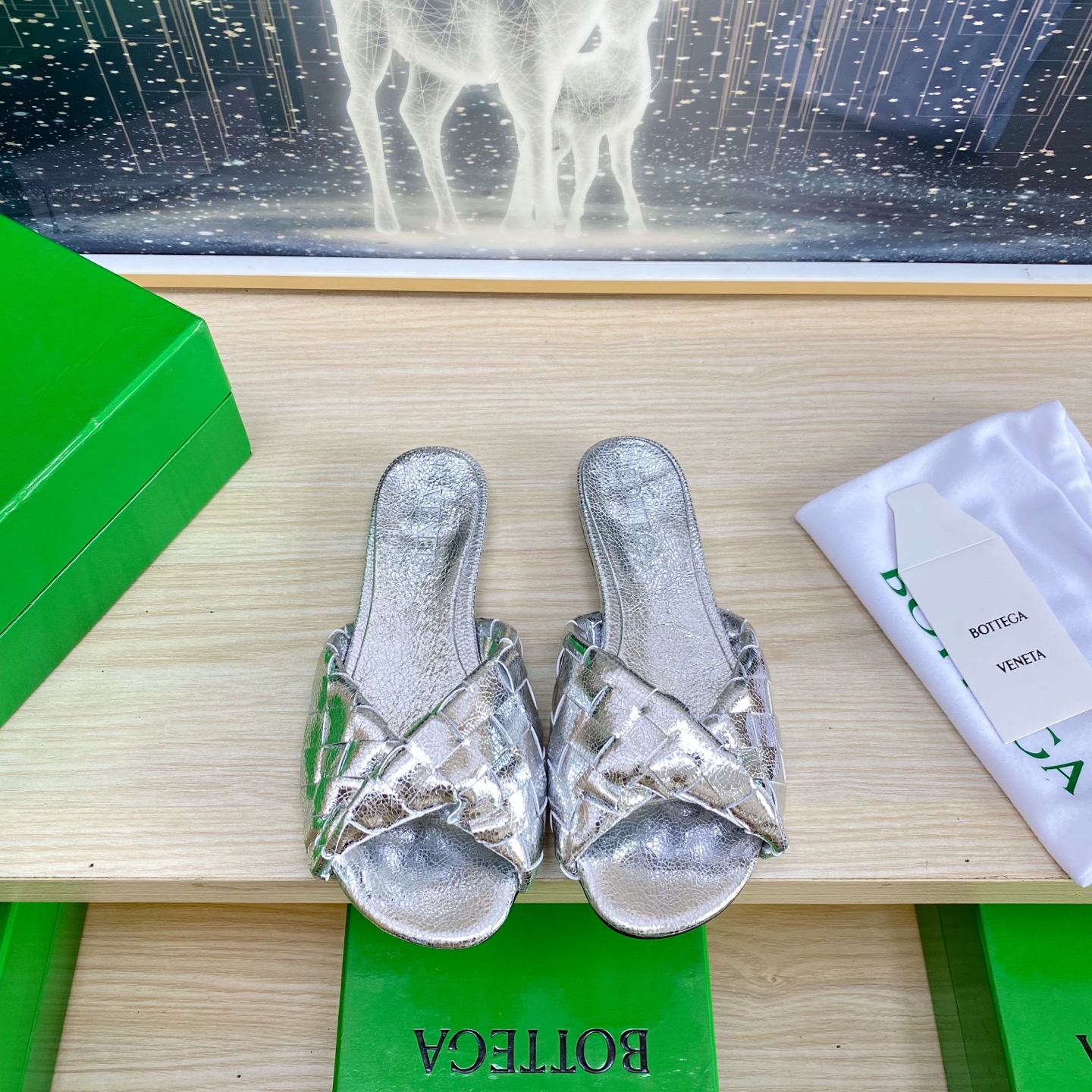 NO:407601,. Flat-soled series BV Blink series slippers 15mm level woven single shoes genuine leather hand-woven silver weaving This classic model is simply the latest bv ceiling. Two-color color versatile. Simple piece of leather 15mm pull strips. Hand-woven. High-end comfort. High-quality calfskin. Floating sheepskin inner comfortable and high-end. The sole is made of Italian leather outsole & injection rubber technology. Light dyeing technology. Benchmarked. The original packaging. The shoe bag uses glue logo technology. The highest end of the market. The toe is fixed with hot melt adhesive. The heel is easy to rebound and does not deform. The upper line is made of Italian computer needle truck. The workmanship is fine. The original packaging treats customers sincerely. 35 36 37 38 39 40 41 42 43 (40 41 42 43  Customized), slippers, bottega veneta, slippers, cowhide, sheepskin, Leather soles19860909.平底系列 BV Blink 系列拖鞋 15 毫米级 编织单鞋 真皮手工编织  银色编织 这款经典款 简直bv最新天花板啦 双色彩色百搭 简约一块皮15毫米抽条  手工编织而成 高档舒适 面料选用优质小牛皮 垫脚羊皮内里舒适高端 大底选用意大利真皮大底&注塑橡胶工艺 运用轻染工艺 对标对版 选用原版包装 鞋子布袋采用印胶logo工艺 市场最高端 采用热熔胶定型鞋头 后跟 易回弹不变形  鞋面车线选用意大利电脑针车 做工精细 选用原版包装 真心对待客人 35 36 37 38 39 40 41 42 43（40 41 42 43 定制）,拖鞋,bottega veneta,slippers,cowhide,sheepskin,Leather soles,Women's Shoes