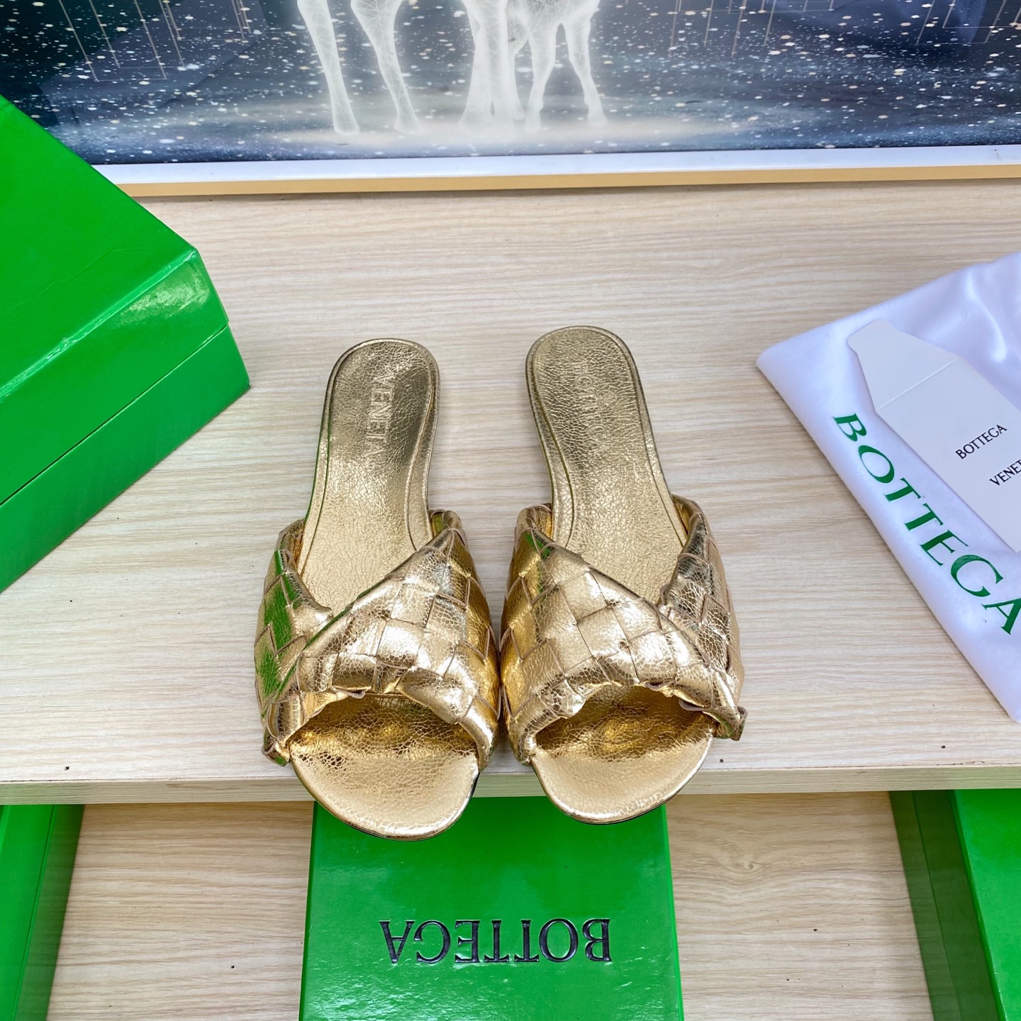 NO:407592,. Flat-soled series BV Blink series slippers 15mm level woven single shoes genuine leather hand-woven golden weaving This classic model is simply the latest bv ceiling. Two-color color versatile. Simple piece of leather 15mm pull strips. Hand-woven. High-end comfort. High-quality calfskin. Floating sheepskin inner comfortable and high-end. The sole is made of Italian leather outsole & injection rubber technology. Light dyeing technology. Benchmarked. The original packaging. The shoe bag uses glue logo technology. The highest end of the market. The toe is fixed with hot melt glue. The heel is easy to rebound and does not deform. The upper line is made of Italian computer needle truck. The workmanship is fine. The original packaging is treated with customers sincerely. 35 36 37 38 39 40 41 42 43 (40 41 42 43  Customized), slippers, bottega veneta, slippers, cowhide, sheepskin, Leather soles19860909.平底系列 BV Blink 系列拖鞋 15 毫米级 编织单鞋 真皮手工编织  金色编织 这款经典款 简直bv最新天花板啦 双色彩色百搭 简约一块皮15毫米抽条  手工编织而成 高档舒适 面料选用优质小牛皮 垫脚羊皮内里舒适高端 大底选用意大利真皮大底&注塑橡胶工艺 运用轻染工艺 对标对版 选用原版包装 鞋子布袋采用印胶logo工艺 市场最高端 采用热熔胶定型鞋头 后跟 易回弹不变形  鞋面车线选用意大利电脑针车 做工精细 选用原版包装 真心对待客人 35 36 37 38 39 40 41 42 43（40 41 42 43 定制）,拖鞋,bottega veneta,slippers,cowhide,sheepskin,Leather soles,Women's Shoes