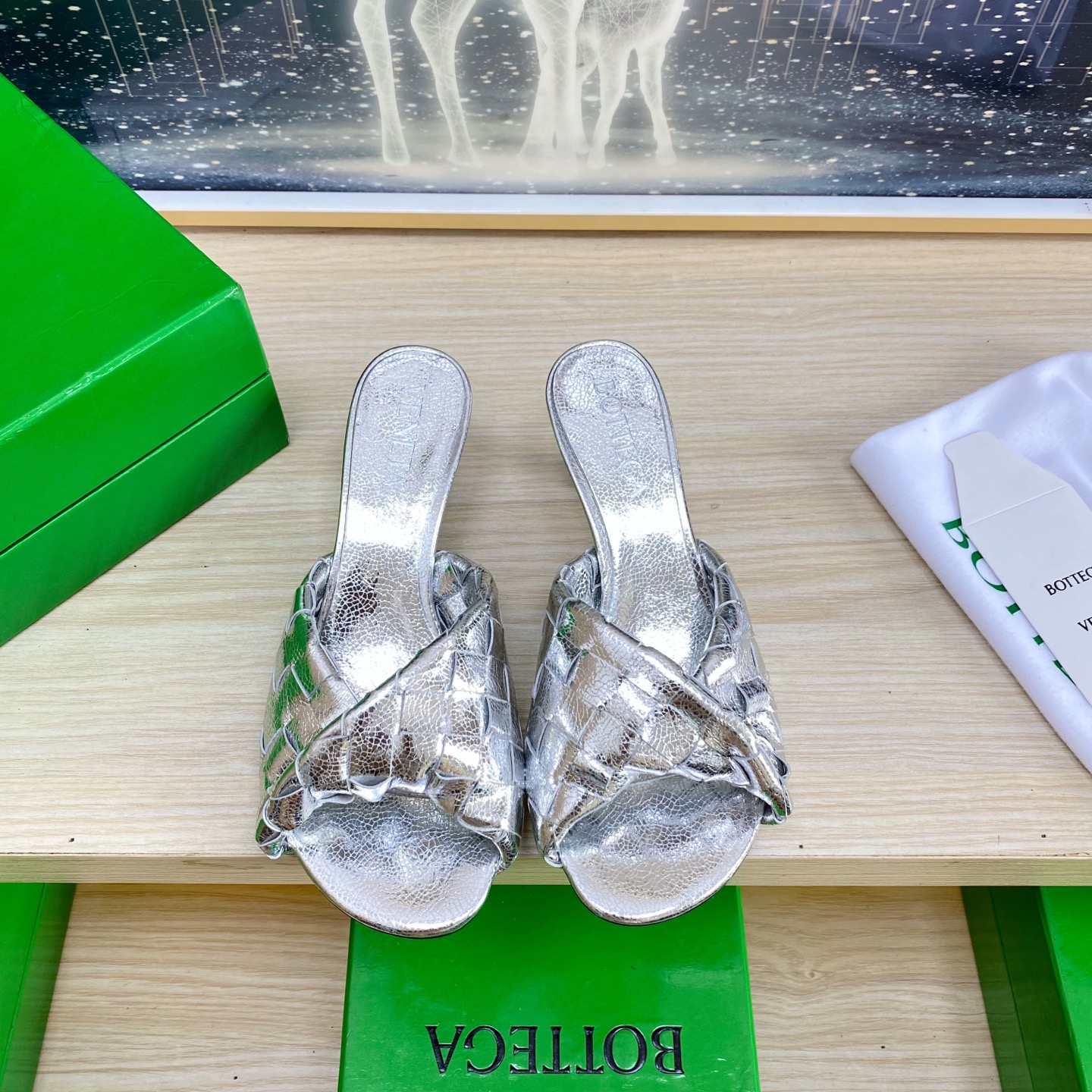 NO:407604,.6.5 heels BV Blink series slippers 15mm level woven single shoes genuine leather hand-woven silver weaving This classic model is simply the latest bv ceiling. Two-color color versatile. Simple piece of leather 15mm pull strips. Hand-woven. High-end comfort. High-quality calfskin. Floor-up sheepskin inner comfortable and high-end. The sole is made of Italian leather outsole & injection rubber technology. Light dyeing technology. Benchmarked. The original packaging. The shoe bag uses glue logo technology. The highest end of the market. The toe is fixed with hot melt glue. The heel is easy to rebound and does not deform. The upper line is made of Italian computer needle truck. The workmanship is fine. The original packaging is treated with customers sincerely. 35 36 37 38 39 40 41 42 43 (40 41 42  43 Customized), Slippers, Bottega Veneta, Slippers, Cowhide, Sheepskin, Leather soles19860909.6.5跟 BV Blink 系列拖鞋 15 毫米级 编织单鞋 真皮手工编织  银色编织 这款经典款 简直bv最新天花板啦 双色彩色百搭 简约一块皮15毫米抽条  手工编织而成 高档舒适 面料选用优质小牛皮 垫脚羊皮内里舒适高端 大底选用意大利真皮大底&注塑橡胶工艺 运用轻染工艺 对标对版 选用原版包装 鞋子布袋采用印胶logo工艺 市场最高端 采用热熔胶定型鞋头 后跟 易回弹不变形  鞋面车线选用意大利电脑针车 做工精细 选用原版包装 真心对待客人 35 36 37 38 39 40 41 42 43（40 41 42 43 定制）,拖鞋,bottega veneta,slippers,cowhide,sheepskin,Leather soles,Women's Shoes