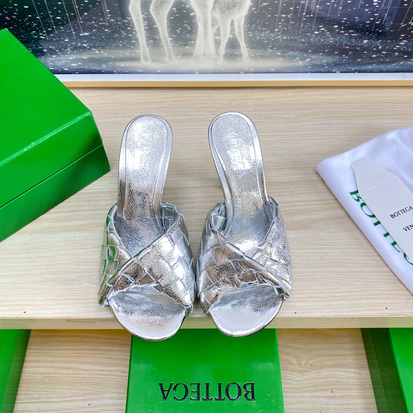 NO:407607,.8.5 heels BV Blink series slippers 15mm level woven single shoes genuine leather hand-woven silver weaving This classic model is simply the latest bv ceiling. Two-color color versatile. Simple piece of leather 15mm pull strips. Hand-woven. High-end comfort. High-quality calfskin. Floor-up sheepskin inner comfortable and high-end. The sole is made of Italian leather outsole & injection rubber technology. Light dyeing technology. Benchmarked. The original packaging. The shoe bag uses glue logo technology. The highest end of the market. The toe is made of hot melt glue. The toe is fixed. The heel is easy to rebound and does not deform. The upper line is made of Italian computer needle truck. The workmanship is fine. The original packaging is treated with customers sincerely. 35 36 37 38 39 40 41 42 43 (40 41 42  43 Customized), Slippers, Bottega Veneta, Slippers, Cowhide, Sheepskin, Leather soles19860909.8.5跟 BV Blink 系列拖鞋 15 毫米级 编织单鞋 真皮手工编织  银色编织 这款经典款 简直bv最新天花板啦 双色彩色百搭 简约一块皮15毫米抽条  手工编织而成 高档舒适 面料选用优质小牛皮 垫脚羊皮内里舒适高端 大底选用意大利真皮大底&注塑橡胶工艺 运用轻染工艺 对标对版 选用原版包装 鞋子布袋采用印胶logo工艺 市场最高端 采用热熔胶定型鞋头 后跟 易回弹不变形  鞋面车线选用意大利电脑针车 做工精细 选用原版包装 真心对待客人 35 36 37 38 39 40 41 42 43（40 41 42 43 定制）,拖鞋,bottega veneta,slippers,cowhide,sheepskin,Leather soles,Women's Shoes