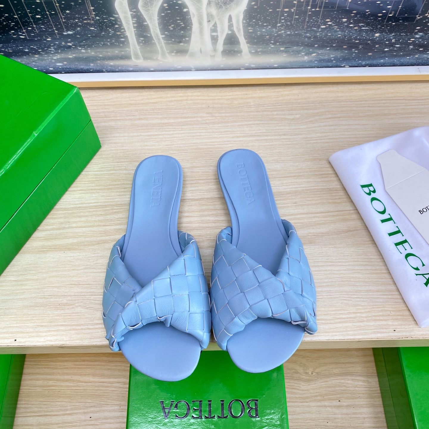 NO:407610,. Flat-soled series BV Blink series slippers 15mm level woven single shoes genuine leather hand-woven light blue knitting This classic model is simply the latest bv ceiling. Two-color color versatile. Simple piece of leather 15mm pull strips. Hand-woven. High-end comfort. High-quality calfskin. Floating sheepskin inner comfortable and high-end. The sole is made of Italian leather outsole & injection rubber technology. Light dyeing technology. Benchmarked. The original packaging. The shoe bag uses glue logo technology. The highest end of the market. The toe is fixed with hot melt glue. The heel is easy to rebound and does not deform. The upper line is made of Italian computer needle truck. The workmanship is fine. The original packaging is treated with customers sincerely. 35 36 37 38 39 40 41 42 43 (40 41 42  43 Customized), Slippers, Bottega Veneta, Slippers, Cowhide, Sheepskin, Leather soles19860909.平底系列 BV Blink 系列拖鞋 15 毫米级 编织单鞋 真皮手工编织  淡蓝色编织 这款经典款 简直bv最新天花板啦 双色彩色百搭 简约一块皮15毫米抽条  手工编织而成 高档舒适 面料选用优质小牛皮 垫脚羊皮内里舒适高端 大底选用意大利真皮大底&注塑橡胶工艺 运用轻染工艺 对标对版 选用原版包装 鞋子布袋采用印胶logo工艺 市场最高端 采用热熔胶定型鞋头 后跟 易回弹不变形  鞋面车线选用意大利电脑针车 做工精细 选用原版包装 真心对待客人 35 36 37 38 39 40 41 42 43（40 41 42 43 定制）,拖鞋,bottega veneta,slippers,cowhide,sheepskin,Leather soles,Women's Shoes