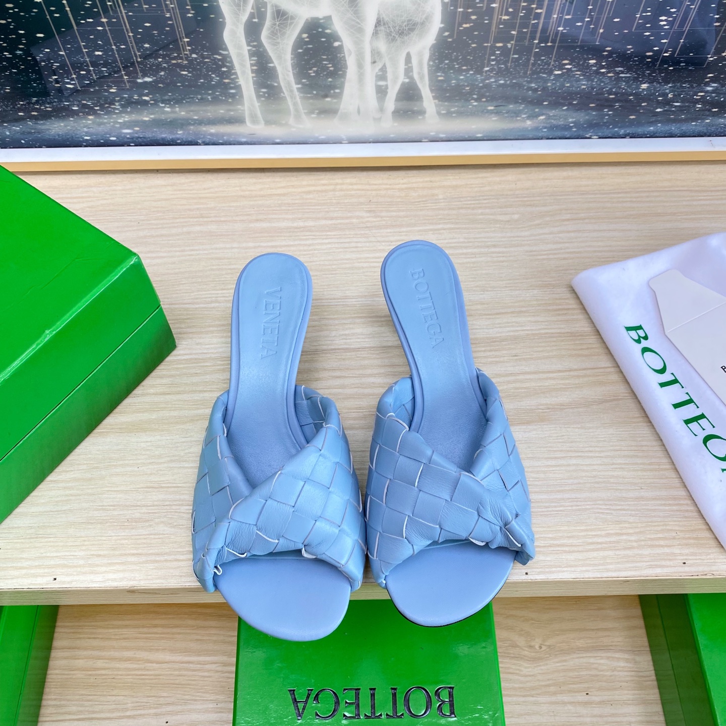 NO:407613,.6.5 heels BV Blink series slippers 15mm level woven single shoes genuine leather hand-woven light blue knitting This classic model is simply the latest bv ceiling. Two-color color versatile. Simple piece of leather 15mm pull strips. Hand-woven. High-end comfort. High-quality calfskin. Floor-up sheepskin inner comfortable and high-end. The sole is made of Italian leather outsole & injection rubber technology. Light dyeing technology. Benchmarked. The original packaging. The shoe bag uses glue logo technology. The highest end of the market. The toe is made of hot melt glue. The toe is fixed. The heel is easy to rebound and does not deform. The upper line is made of Italian computer needle truck. The workmanship is fine. The original packaging is treated with customers sincerely. 35 36 37 38 39 40 41 42 43 (40 41 42  43 Customized), Slippers, Bottega Veneta, Slippers, Cowhide, Sheepskin, Leather soles19860909.6.5跟 BV Blink 系列拖鞋 15 毫米级 编织单鞋 真皮手工编织  淡蓝色编织 这款经典款 简直bv最新天花板啦 双色彩色百搭 简约一块皮15毫米抽条  手工编织而成 高档舒适 面料选用优质小牛皮 垫脚羊皮内里舒适高端 大底选用意大利真皮大底&注塑橡胶工艺 运用轻染工艺 对标对版 选用原版包装 鞋子布袋采用印胶logo工艺 市场最高端 采用热熔胶定型鞋头 后跟 易回弹不变形  鞋面车线选用意大利电脑针车 做工精细 选用原版包装 真心对待客人 35 36 37 38 39 40 41 42 43（40 41 42 43 定制）,拖鞋,bottega veneta,slippers,cowhide,sheepskin,Leather soles,Women's Shoes