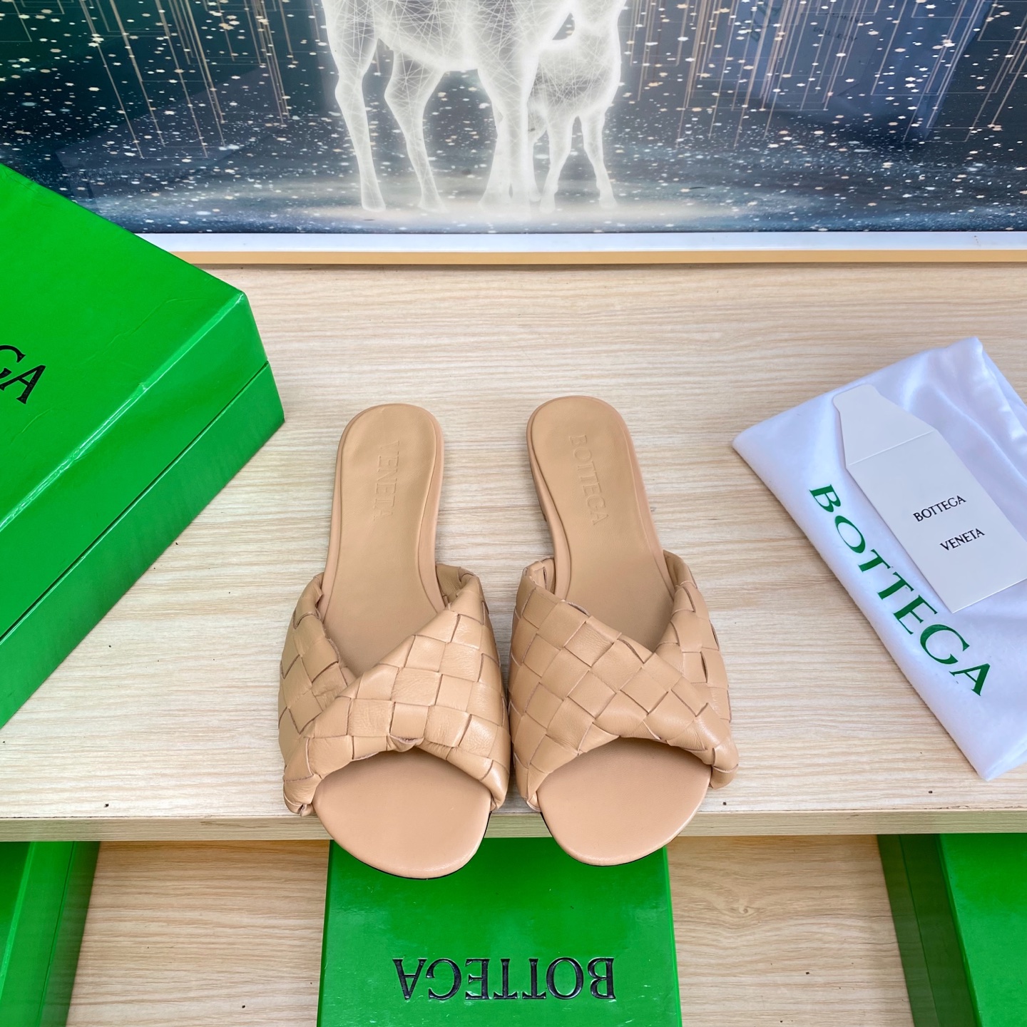 NO:407590,. Flat-soled series BV Blink series slippers 15mm level woven single shoes genuine leather hand-woven apricot color knitting This classic model is simply the latest bv ceiling. Two-color color versatile. Simple piece of leather 15mm pull strips. Hand-woven. High-end comfort. High-quality calfskin. Floating sheepskin inner comfortable and high-end. The sole is made of Italian leather outsole & injection rubber technology. Light dyeing technology. Benchmarked. The original packaging. The shoe bag uses glue logo technology. The highest end of the market. The toe is fixed with hot melt glue. The heel is easy to rebound and does not deform. The upper line is made of Italian computer needle truck. The workmanship is fine. The original packaging is treated with customers sincerely. 35 36 37 38 39 40 41 42 43 (40 41 42 43  Customized), slippers, bottega veneta, slippers, cowhide, sheepskin, Leather soles19860909.平底系列 BV Blink 系列拖鞋 15 毫米级 编织单鞋 真皮手工编织  杏色编织 这款经典款 简直bv最新天花板啦 双色彩色百搭 简约一块皮15毫米抽条  手工编织而成 高档舒适 面料选用优质小牛皮 垫脚羊皮内里舒适高端 大底选用意大利真皮大底&注塑橡胶工艺 运用轻染工艺 对标对版 选用原版包装 鞋子布袋采用印胶logo工艺 市场最高端 采用热熔胶定型鞋头 后跟 易回弹不变形  鞋面车线选用意大利电脑针车 做工精细 选用原版包装 真心对待客人 35 36 37 38 39 40 41 42 43（40 41 42 43 定制）,拖鞋,bottega veneta,slippers,cowhide,sheepskin,Leather soles,Women's Shoes