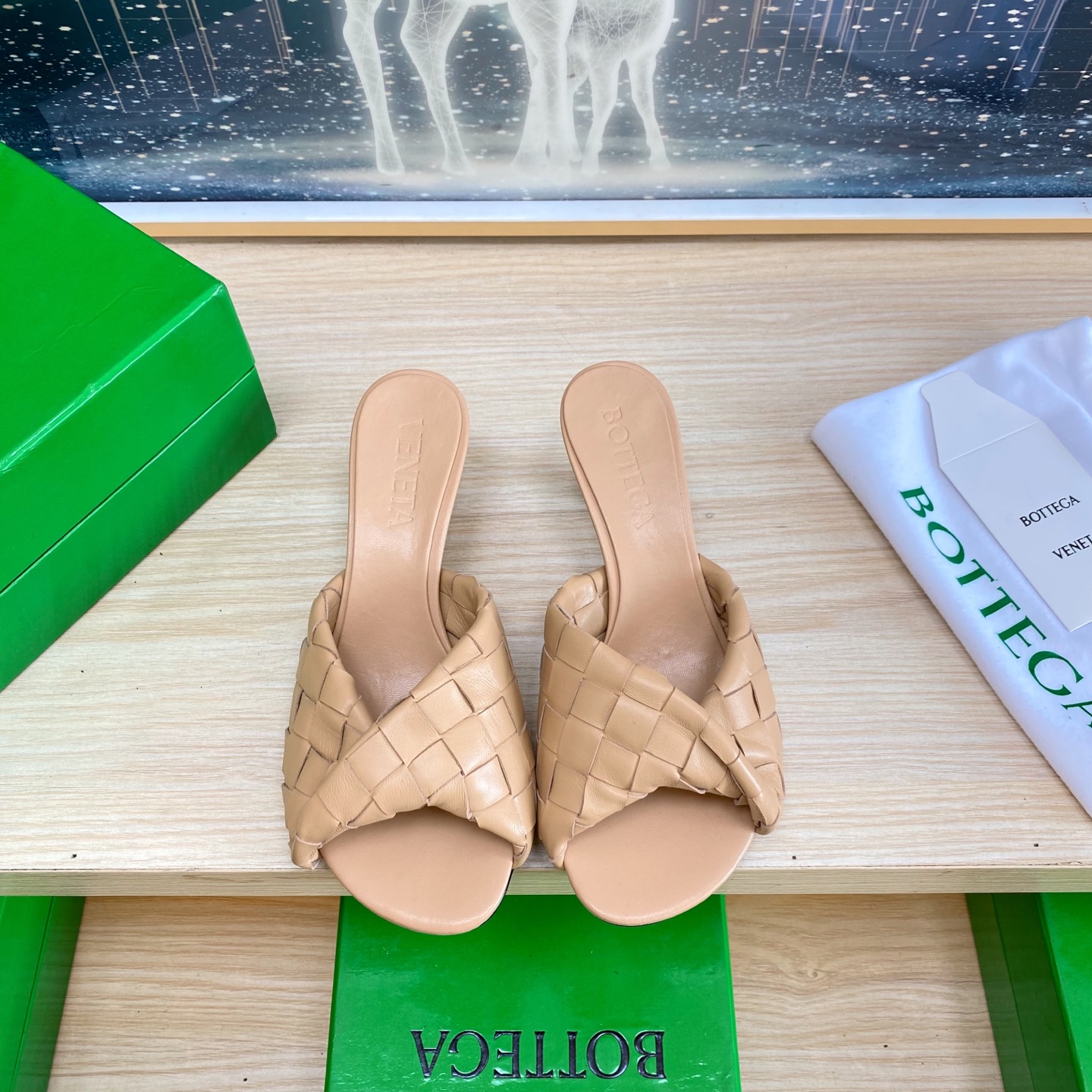 NO:407593,.6.5 heels BV Blink series slippers 15mm level woven single shoes genuine leather hand-woven apricot color knitting This classic model is simply the latest bv ceiling. Two-color color versatile. Simple piece of leather 15mm pull strips. Hand-woven. High-end comfort. High-quality calfskin. Floor-up sheepskin inner comfortable and high-end. The sole is made of Italian leather outsole & injection rubber technology. Light dyeing technology. Benchmarked. The original packaging. The shoe bag uses glue logo technology. The highest end of the market. The toe is fixed with hot melt adhesive. The heel is easy to rebound and does not deform. The upper line is made of Italian computer needle truck. The workmanship is fine. The original packaging is treated with customers sincerely. 35 36 37 38 39 40 41 42 43 (40 41 42  43 Customized), Slippers, Bottega Veneta, Slippers, Cowhide, Sheepskin, Leather soles19860909.6.5跟 BV Blink 系列拖鞋 15 毫米级 编织单鞋 真皮手工编织  杏色编织 这款经典款 简直bv最新天花板啦 双色彩色百搭 简约一块皮15毫米抽条  手工编织而成 高档舒适 面料选用优质小牛皮 垫脚羊皮内里舒适高端 大底选用意大利真皮大底&注塑橡胶工艺 运用轻染工艺 对标对版 选用原版包装 鞋子布袋采用印胶logo工艺 市场最高端 采用热熔胶定型鞋头 后跟 易回弹不变形  鞋面车线选用意大利电脑针车 做工精细 选用原版包装 真心对待客人 35 36 37 38 39 40 41 42 43（40 41 42 43 定制）,拖鞋,bottega veneta,slippers,cowhide,sheepskin,Leather soles,Women's Shoes