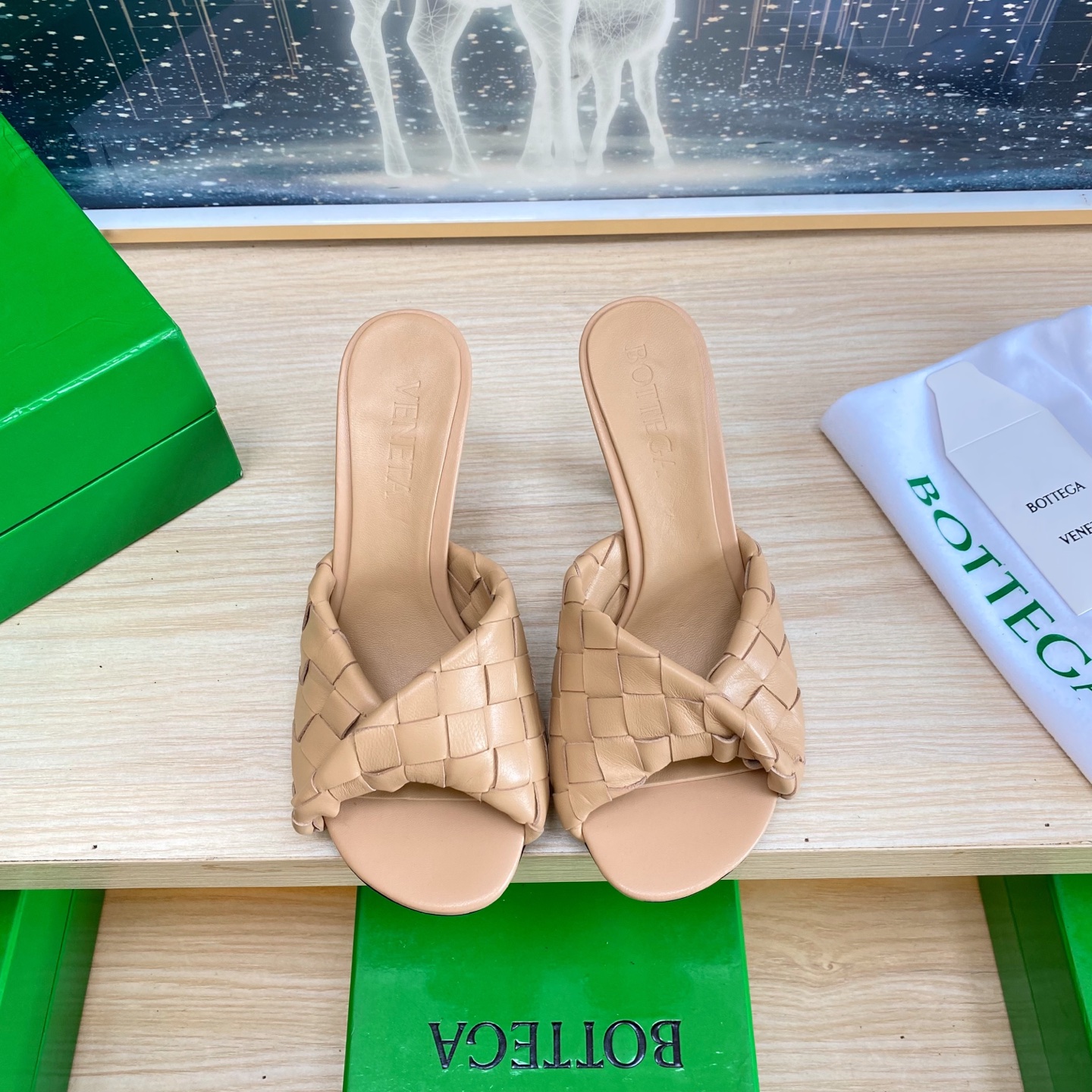 NO:407596,.8.5 heels BV Blink series slippers 15mm level woven single shoes genuine leather hand-woven apricot color knitting This classic model is simply the latest bv ceiling. Two-color color versatile. Simple piece of leather 15mm pull strips. Hand-woven. High-end comfort. High-quality calfskin. Floor-up sheepskin inner comfortable and high-end. The sole is made of Italian leather outsole & injection rubber technology. Light dyeing technology. Benchmarked. The original packaging. The shoe bag uses glue logo technology. The highest end of the market. The toe is fixed with hot melt glue. The heel is easy to rebound and does not deform. The upper line is made of Italian computer needle truck. The workmanship is fine. The original packaging is treated with customers sincerely. 35 36 37 38 39 40 41 42 43 (40 41 42  43 Customized), Slippers, Bottega Veneta, Slippers, Cowhide, Sheepskin, Leather soles19860909.8.5跟 BV Blink 系列拖鞋 15 毫米级 编织单鞋 真皮手工编织  杏色编织 这款经典款 简直bv最新天花板啦 双色彩色百搭 简约一块皮15毫米抽条  手工编织而成 高档舒适 面料选用优质小牛皮 垫脚羊皮内里舒适高端 大底选用意大利真皮大底&注塑橡胶工艺 运用轻染工艺 对标对版 选用原版包装 鞋子布袋采用印胶logo工艺 市场最高端 采用热熔胶定型鞋头 后跟 易回弹不变形  鞋面车线选用意大利电脑针车 做工精细 选用原版包装 真心对待客人 35 36 37 38 39 40 41 42 43（40 41 42 43 定制）,拖鞋,bottega veneta,slippers,cowhide,sheepskin,Leather soles,Women's Shoes