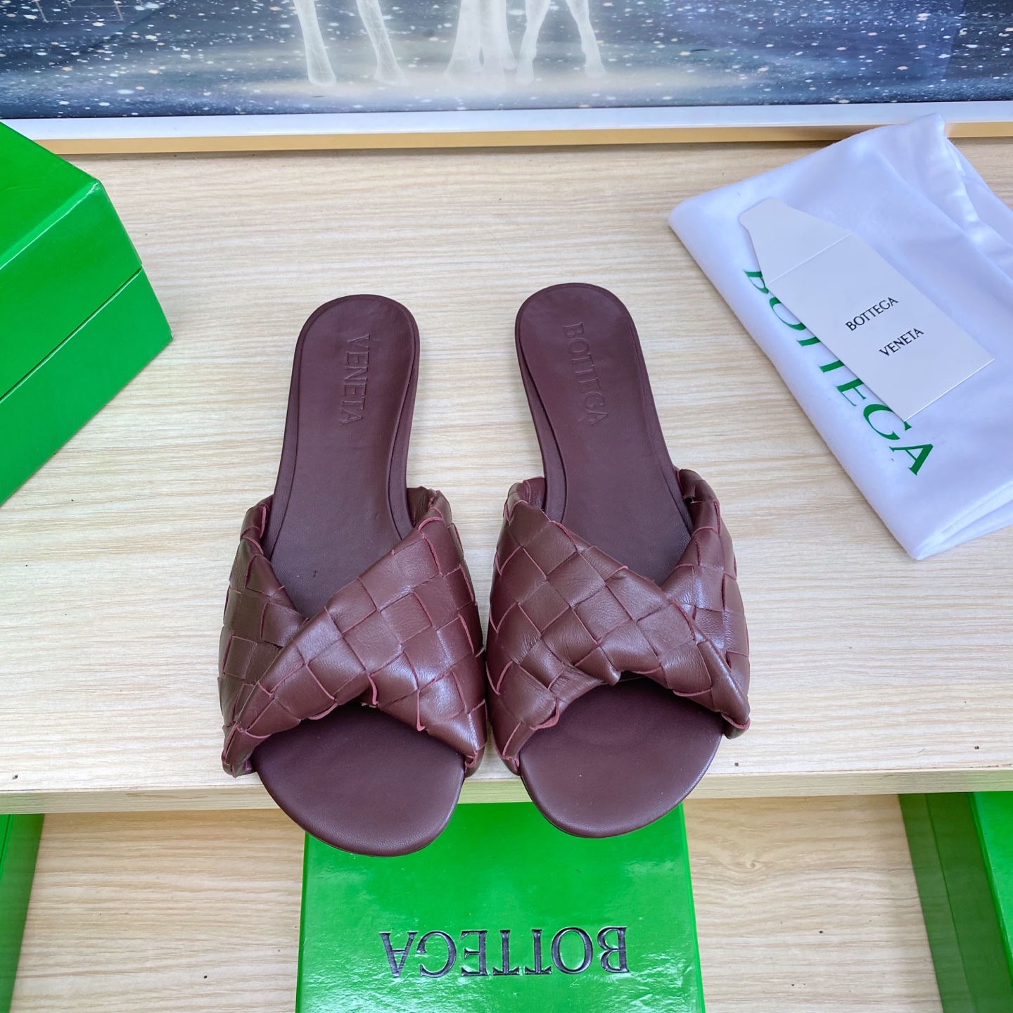 NO:407599,. Flat-soled series BV Blink series slippers 15mm level woven single shoes genuine leather hand-woven Angora wine-red knitting This classic model is simply the latest bv ceiling. Two-color versatile. Simple piece of leather 15mm pull strips. Hand-woven. High-end comfort. High-quality calfskin. Floating sheepskin inner comfortable and high-end. The sole is made of Italian leather outsole & injection rubber technology. Light dyeing technology. Benchmarked. The original packaging. The shoe bag uses glue-printing logo technology. The highest end of the market. The toe is made of hot melt glue. The toe is fixed. The heel is easy to rebound and does not deform. The upper line is made of Italian computer needle truck. The workmanship is fine. The original packaging is treated with customers sincerely. 35 36 37 38 39 40 41 42 43 (40 41 42  43 Customized), Slippers, Bottega Veneta, Slippers, Cowhide, Sheepskin, Leather soles19860909.平底系列 BV Blink 系列拖鞋 15 毫米级 编织单鞋 真皮手工编织  安哥拉酒红色编织 这款经典款 简直bv最新天花板啦 双色彩色百搭 简约一块皮15毫米抽条  手工编织而成 高档舒适 面料选用优质小牛皮 垫脚羊皮内里舒适高端 大底选用意大利真皮大底&注塑橡胶工艺 运用轻染工艺 对标对版 选用原版包装 鞋子布袋采用印胶logo工艺 市场最高端 采用热熔胶定型鞋头 后跟 易回弹不变形  鞋面车线选用意大利电脑针车 做工精细 选用原版包装 真心对待客人 35 36 37 38 39 40 41 42 43（40 41 42 43 定制）,拖鞋,bottega veneta,slippers,cowhide,sheepskin,Leather soles,Women's Shoes